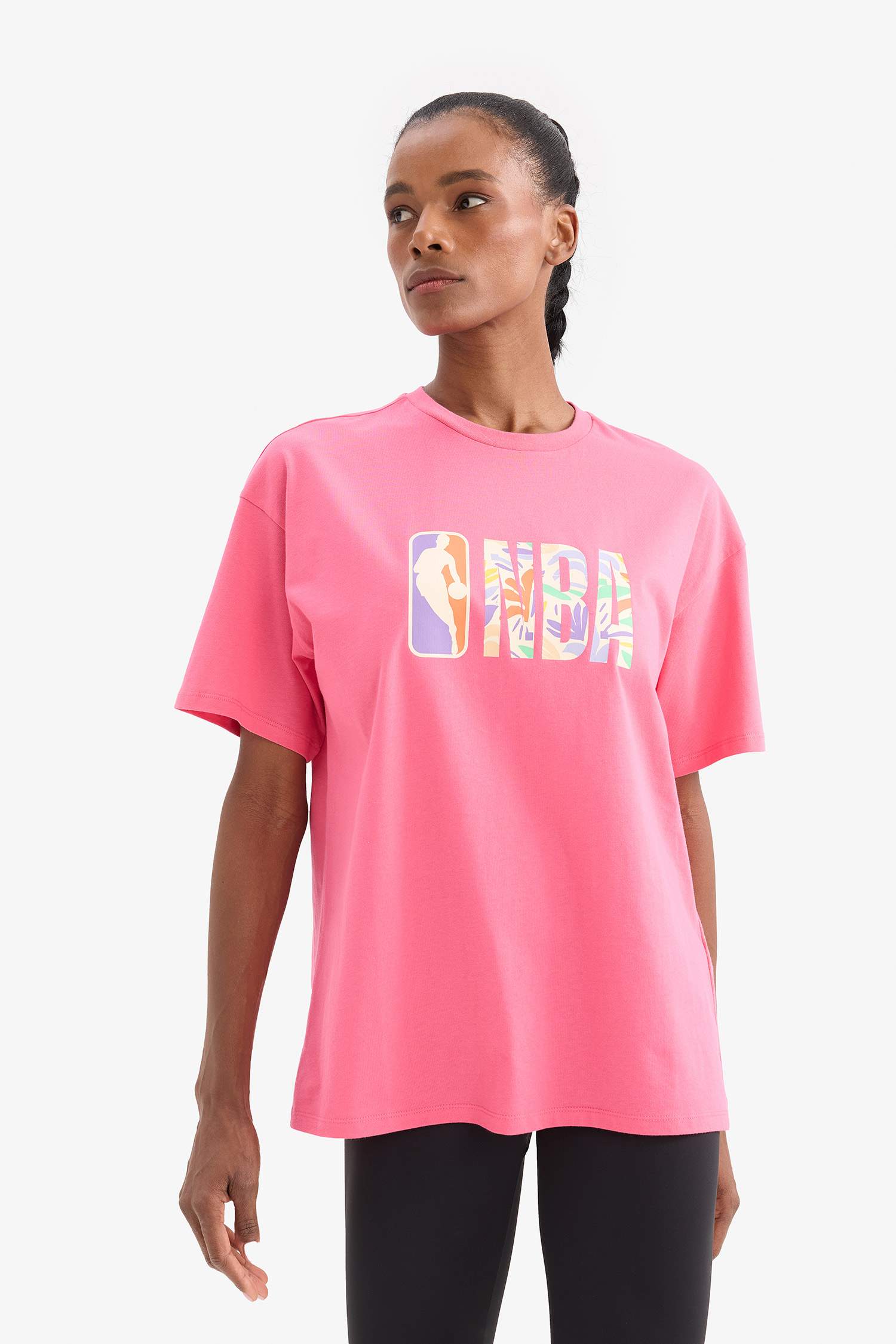 تيشيرت نص كم واسع برقبة مستديرة من NBA