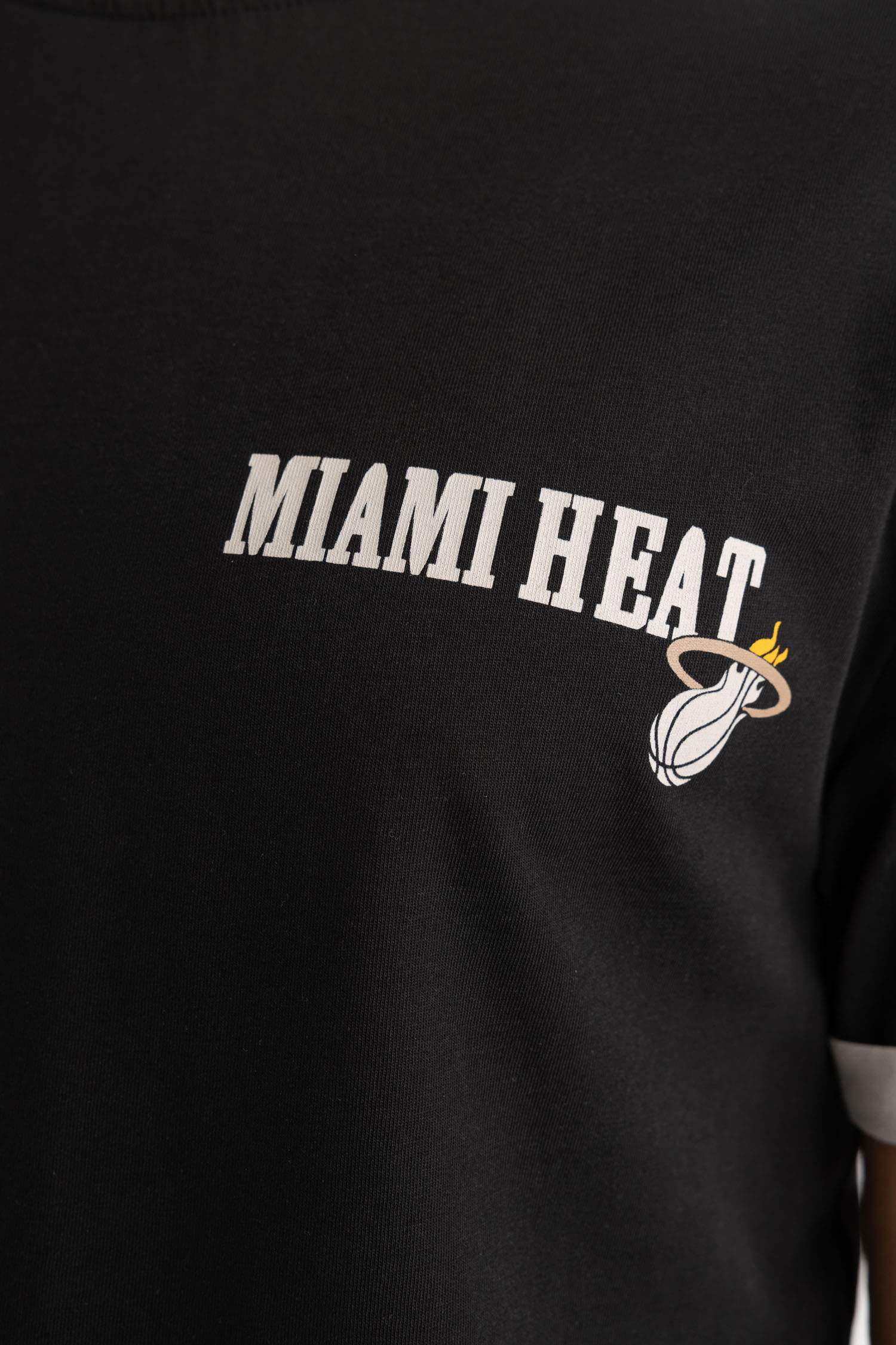 Defacto Fit NBA Miami Heat Licensed Standard Fit Crew Neck T-Shirt