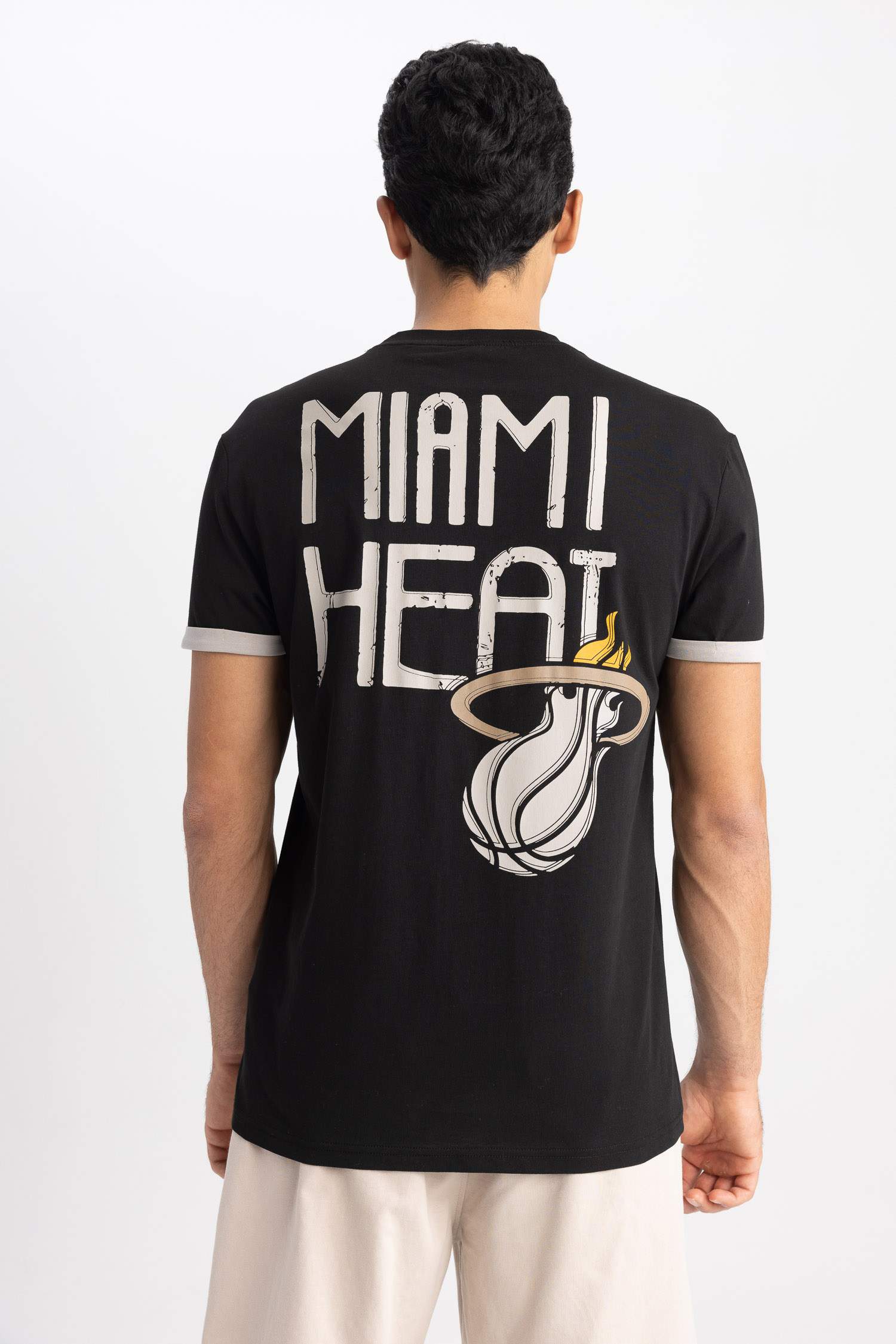 Defacto Fit NBA Miami Heat Licensed Standard Fit Crew Neck T-Shirt