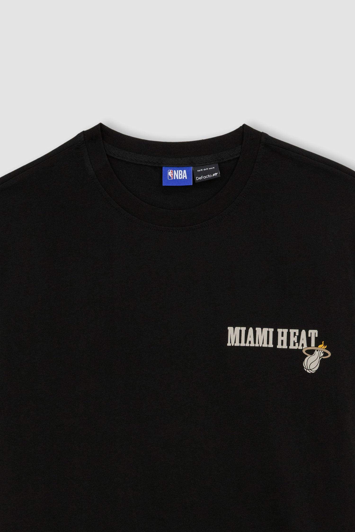 Defacto Fit NBA Miami Heat Licensed Standard Fit Crew Neck T-Shirt