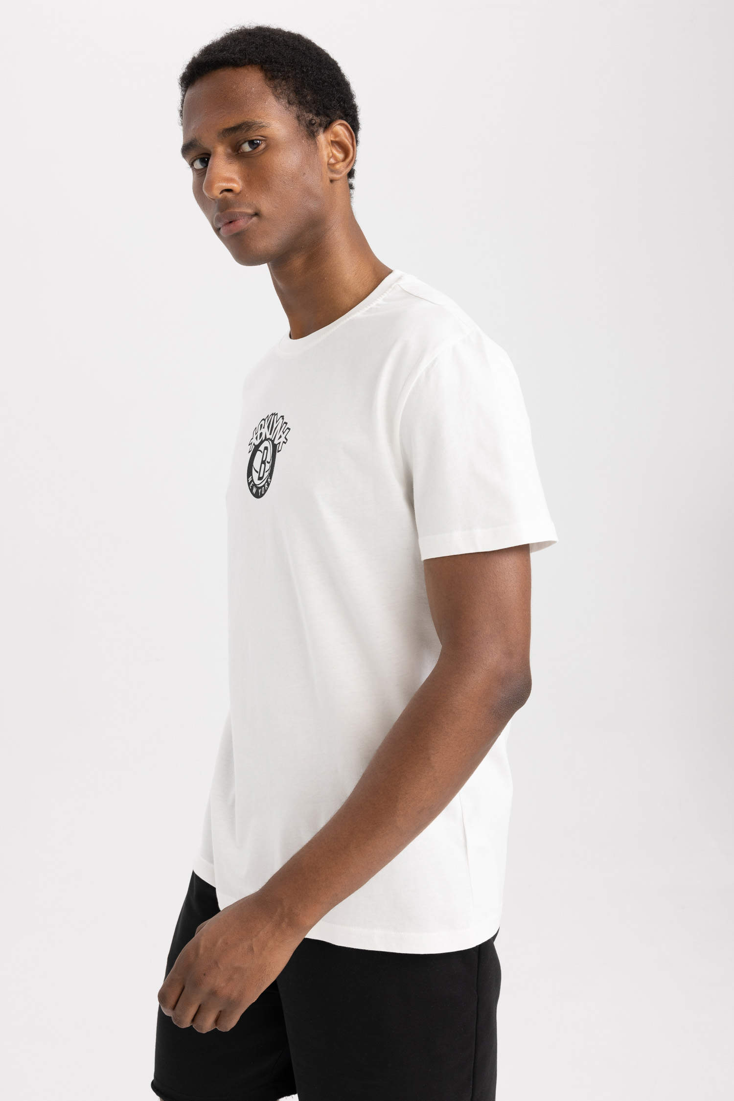 Ecru MAN Standard Fit Brooklyn Nets Licensed Crew Neck T-Shirt