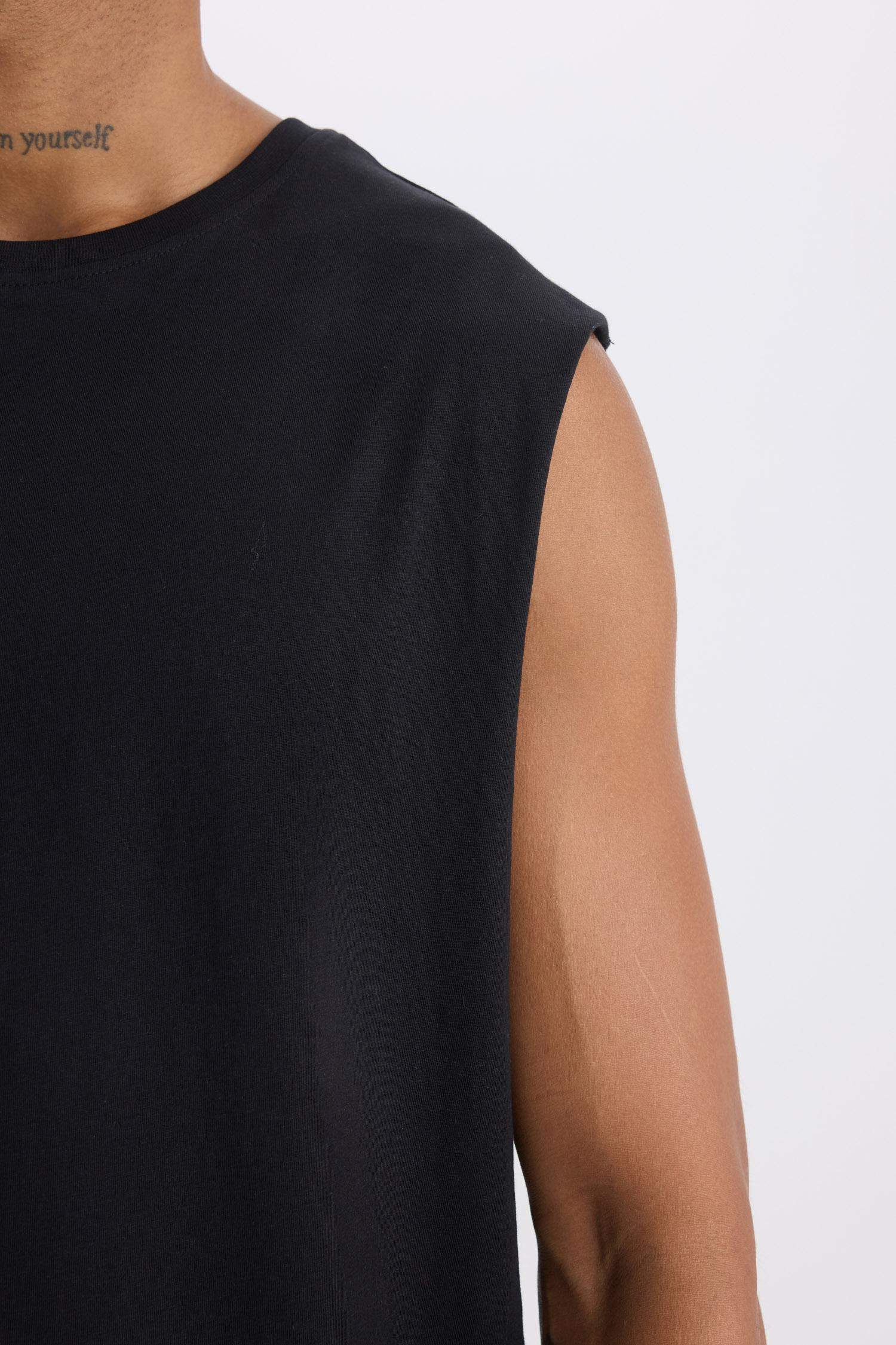 تيشيرت رياضي سادة أوفر سايز برقبة مستديرة من DeFactoFit