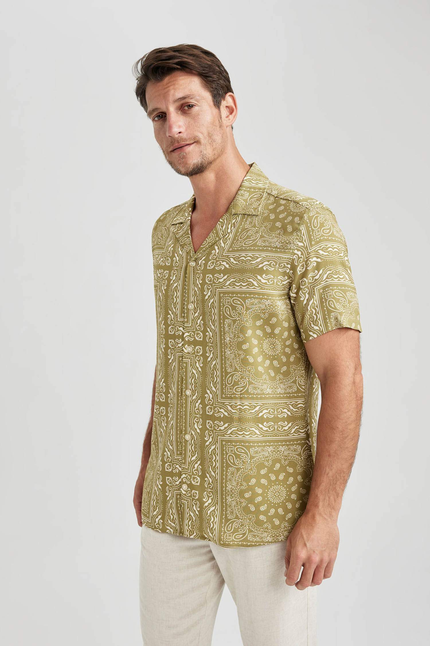 Modern Fit Apaş Yaka Kısa Kollu Gömlek