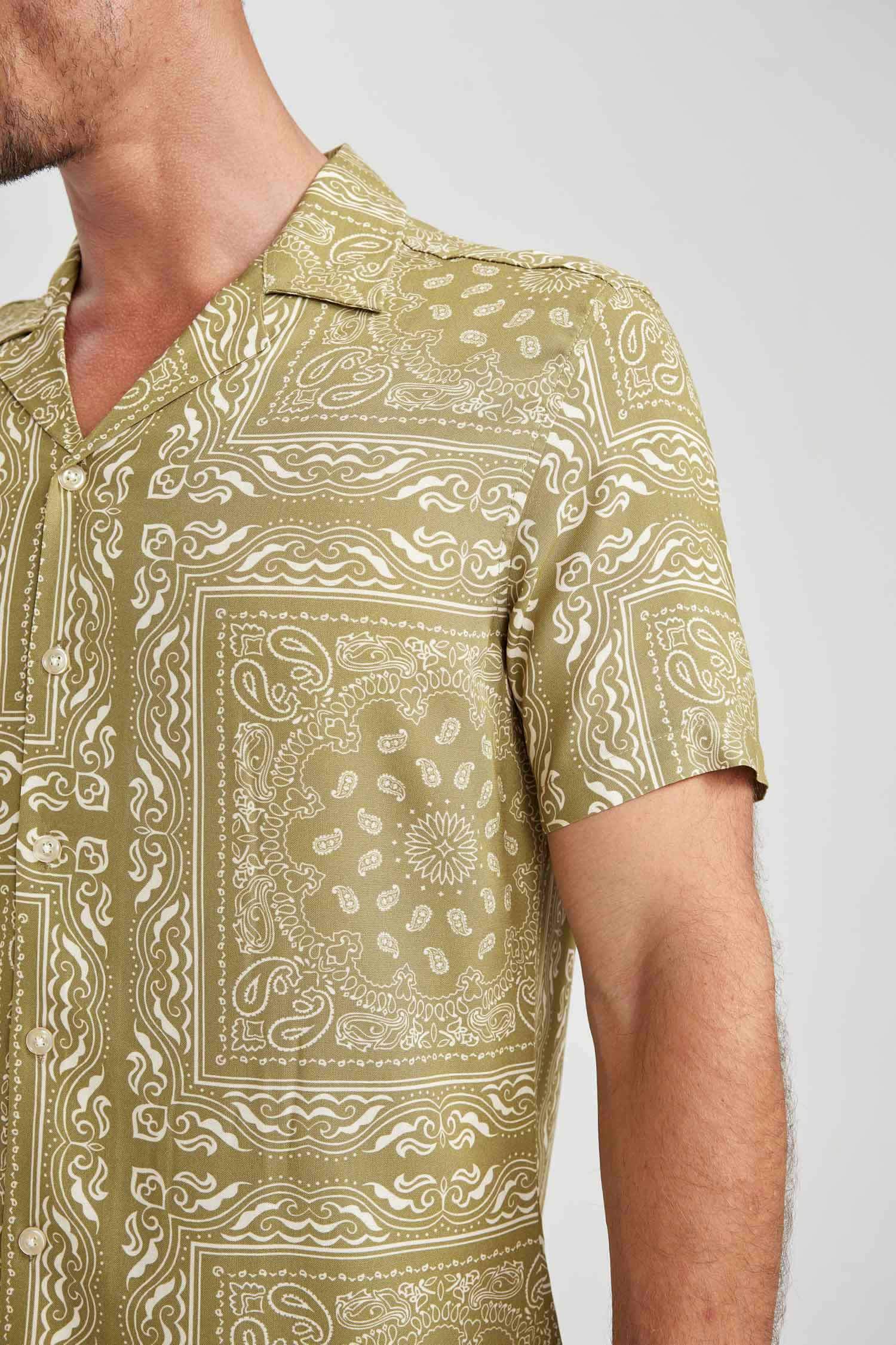 Modern Fit Apaş Yaka Kısa Kollu Gömlek