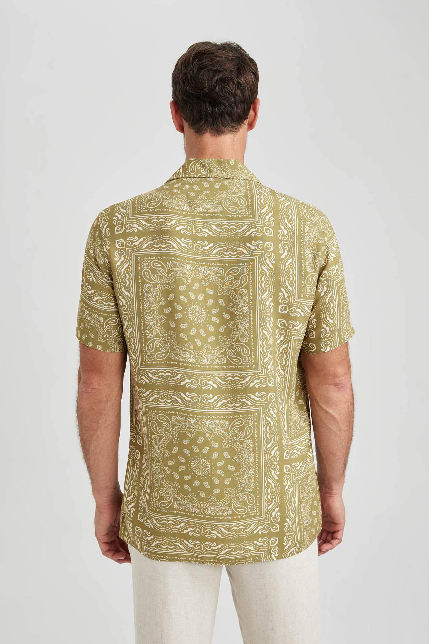 Modern Fit Apaş Yaka Kısa Kollu Gömlek