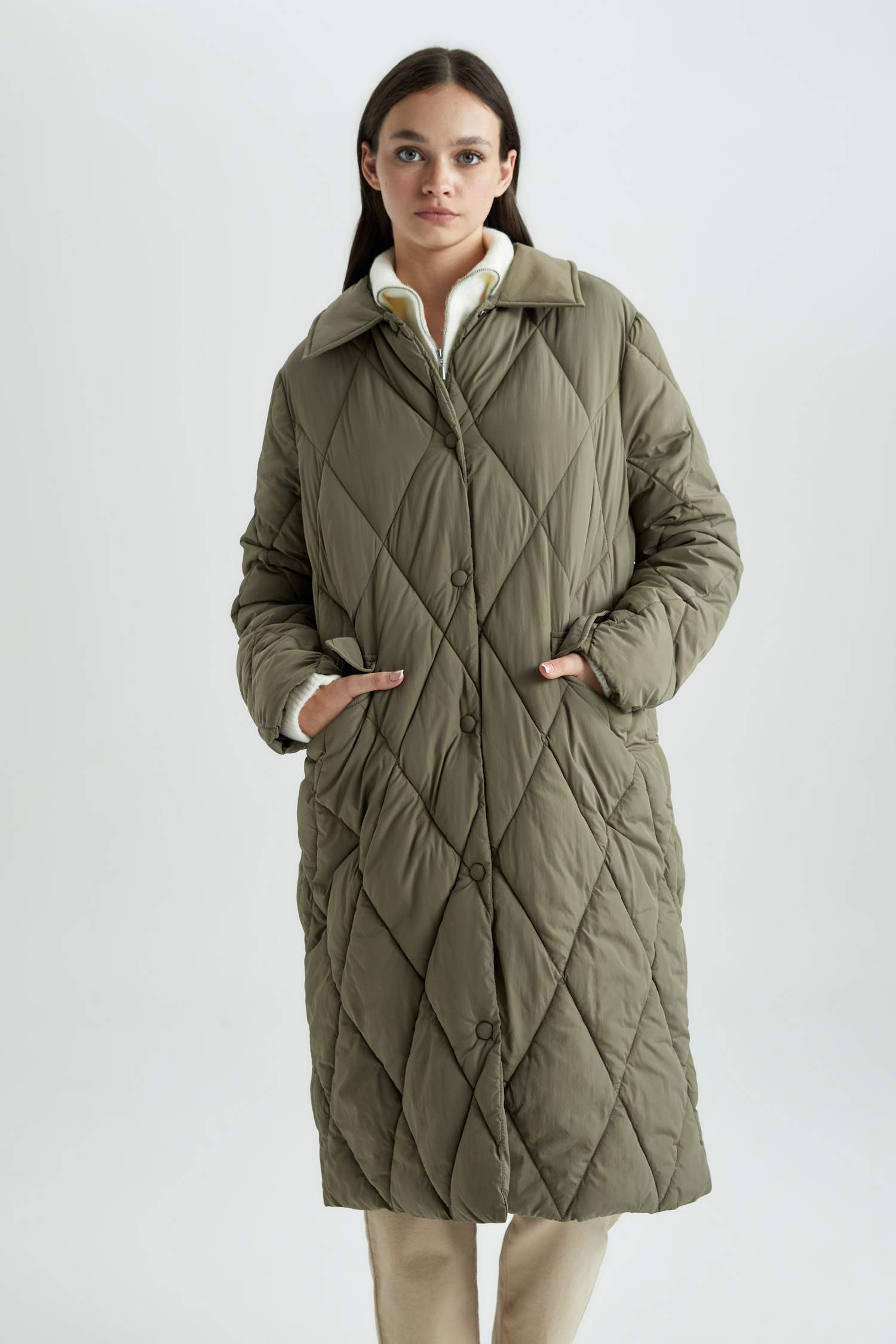 Su İtici Oversize Geniş Kalıp Polo Yaka Çıtçıt Kapamalı Cepli Kapitoneli Uzun Parka