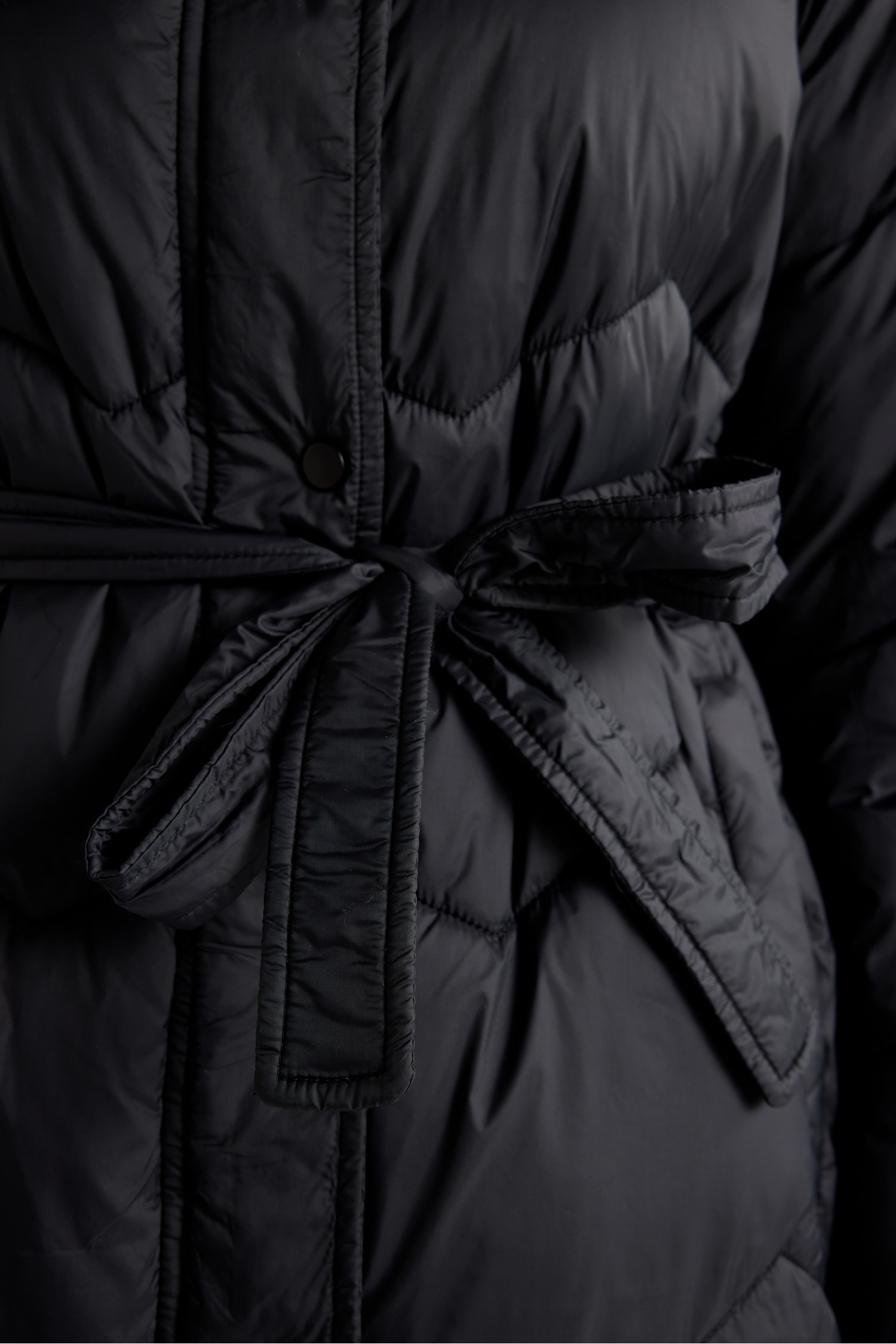 Su Geçirmez Uzun Şişme Mont Parka Oversize Geniş Kalıp Kapüşonlu Kemerli Kapitoneli Fermuarlı Cepli