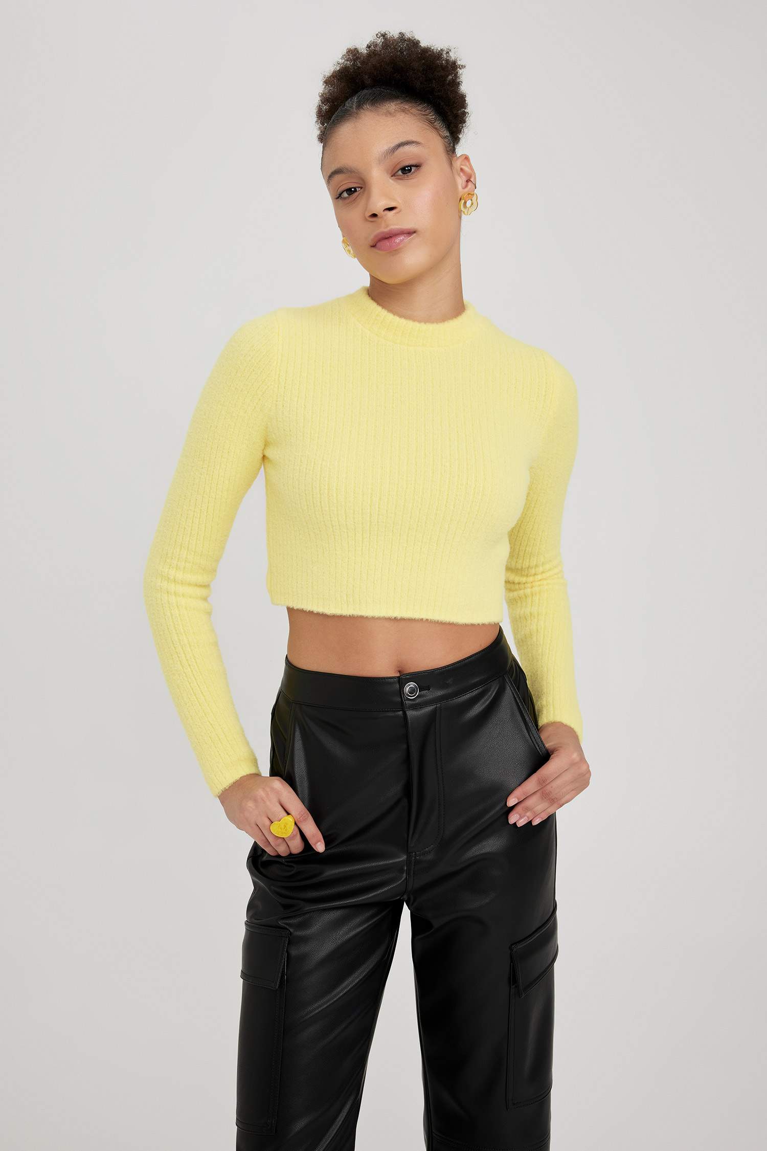 بلوفر تريكو قصة عادية برقبة مستديرة