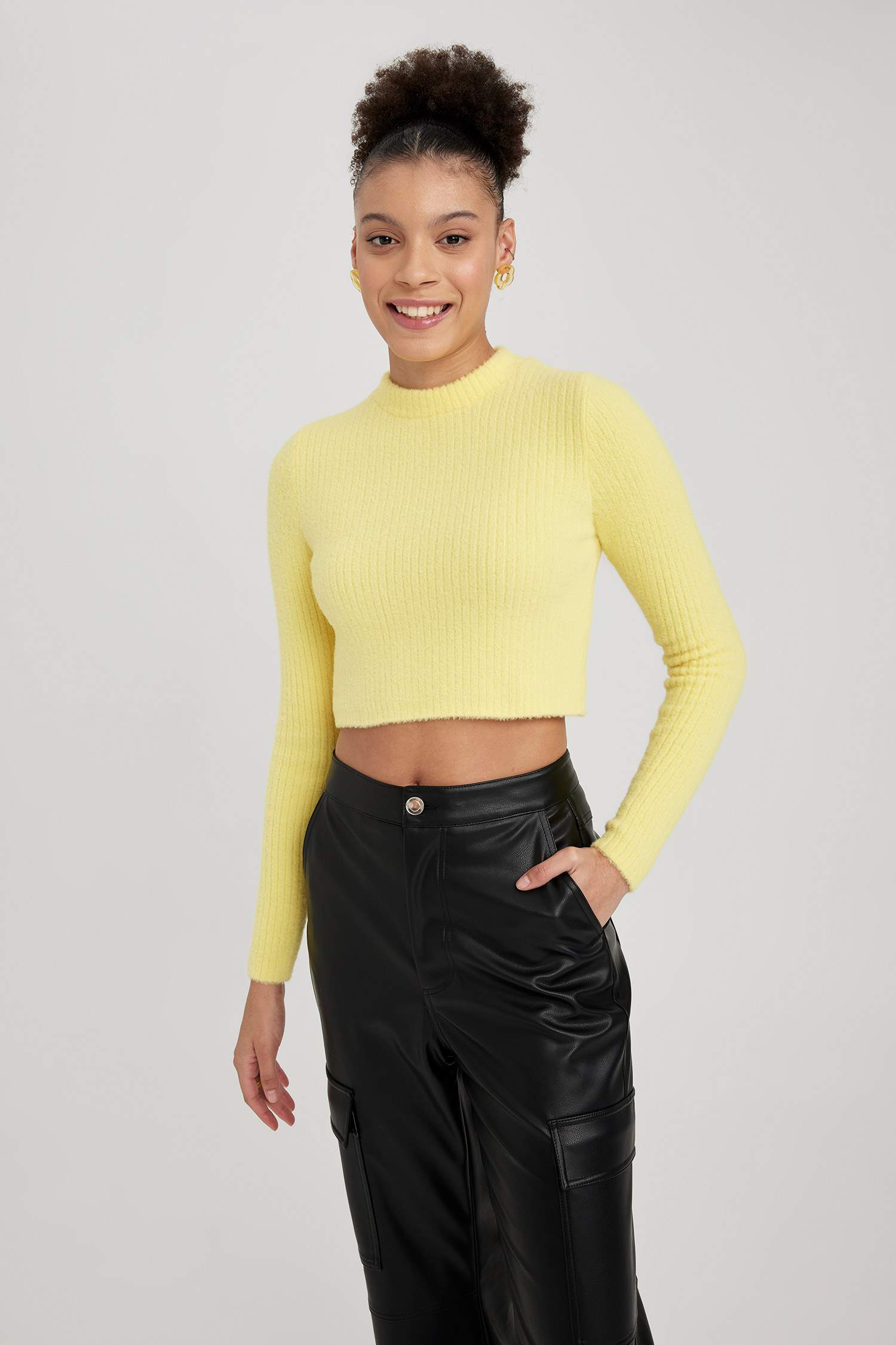 بلوفر تريكو قصة عادية برقبة مستديرة