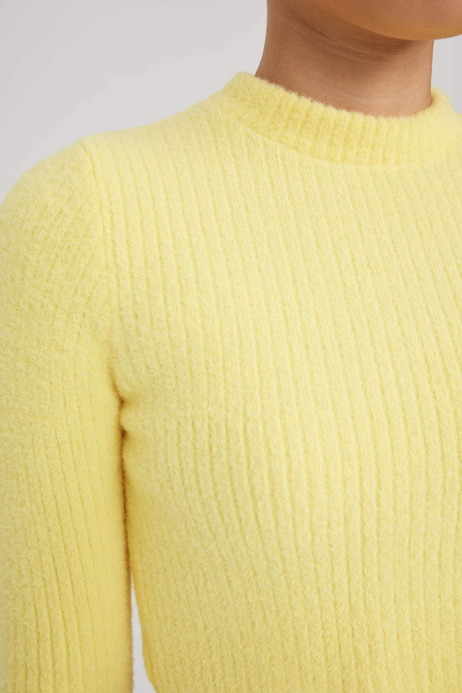 بلوفر تريكو قصة عادية برقبة مستديرة