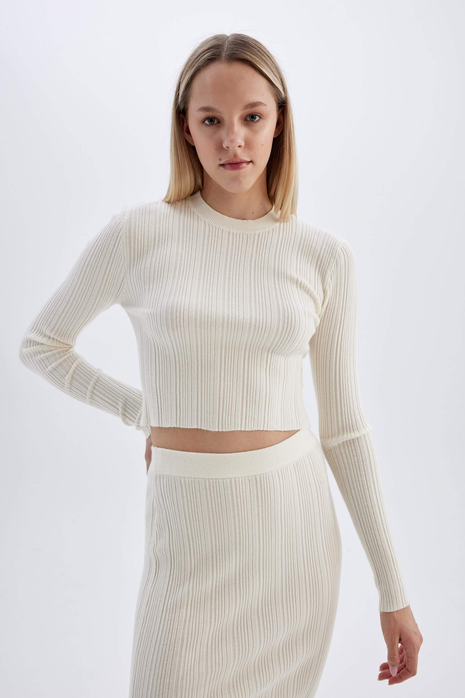 Slim Fit Dar Kesim Bisiklet Yaka Triko Kazak