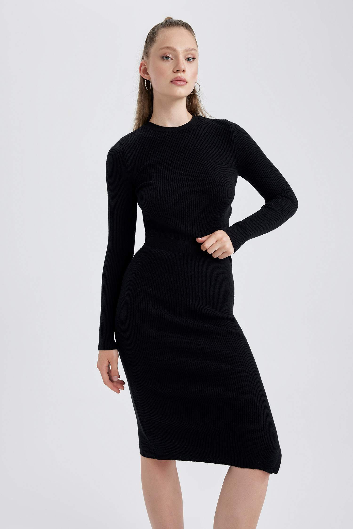 تنورة تريكو سليم فيت