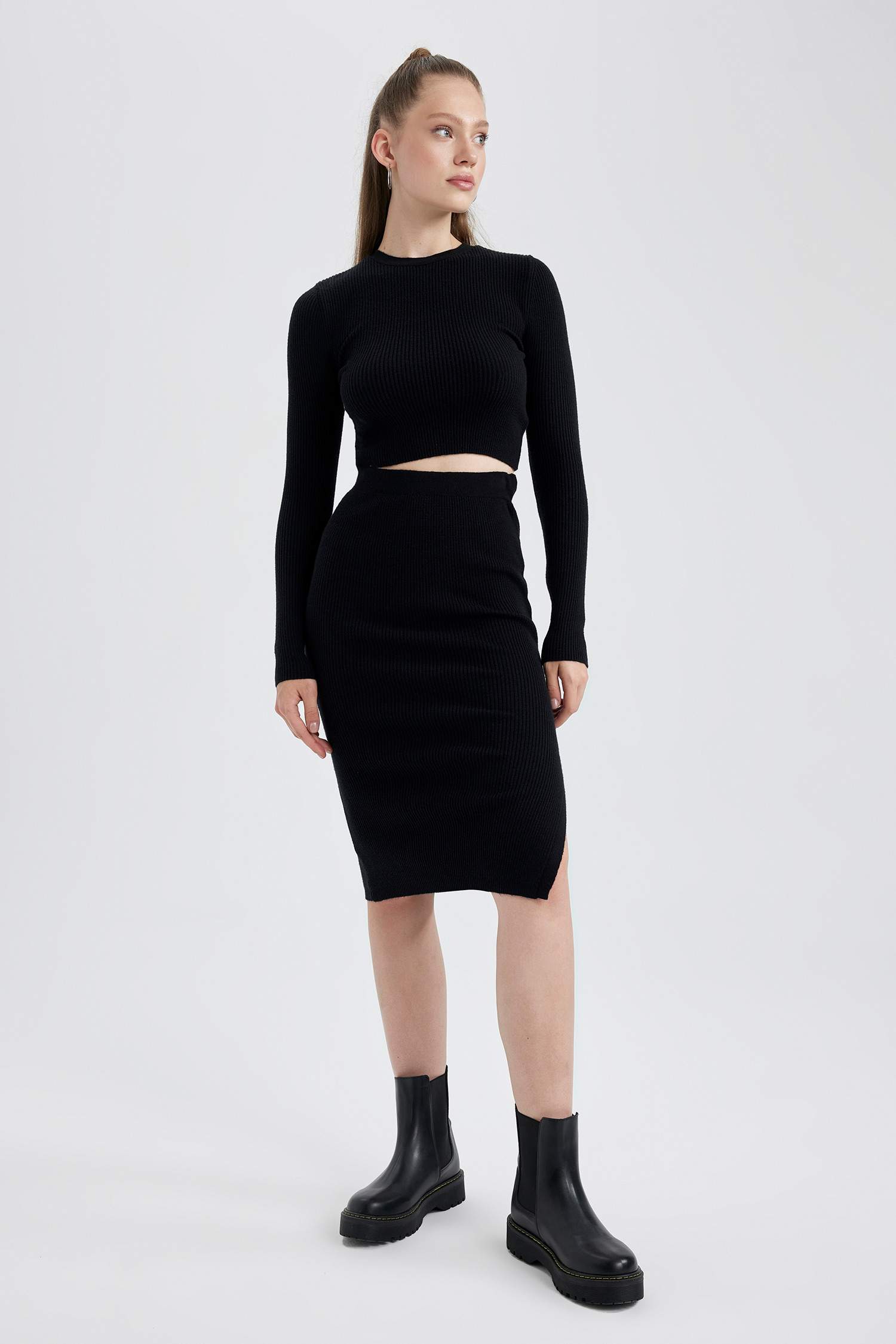 تنورة تريكو سليم فيت