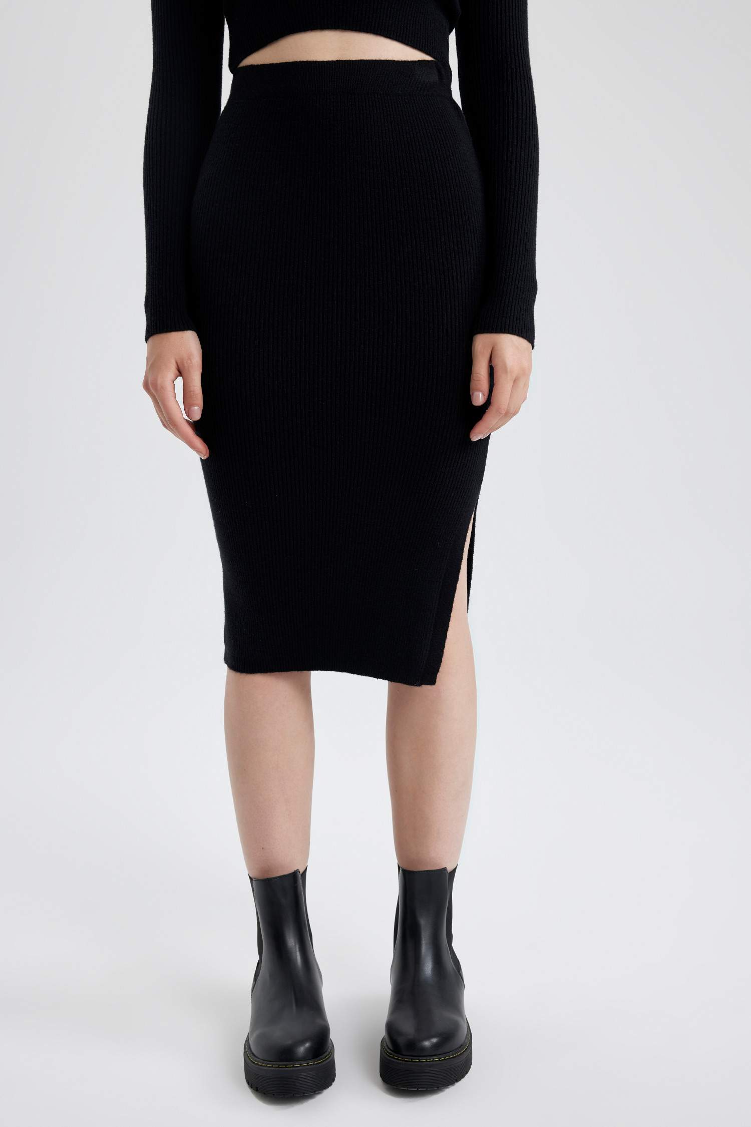 تنورة تريكو سليم فيت