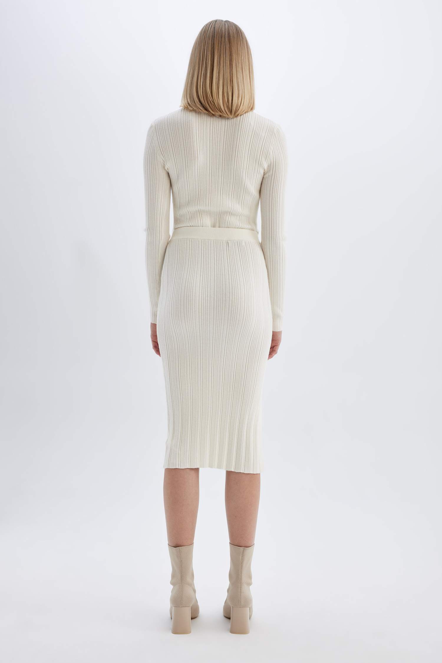 جيبة ميدي تريكو سليم فيت بفتحة