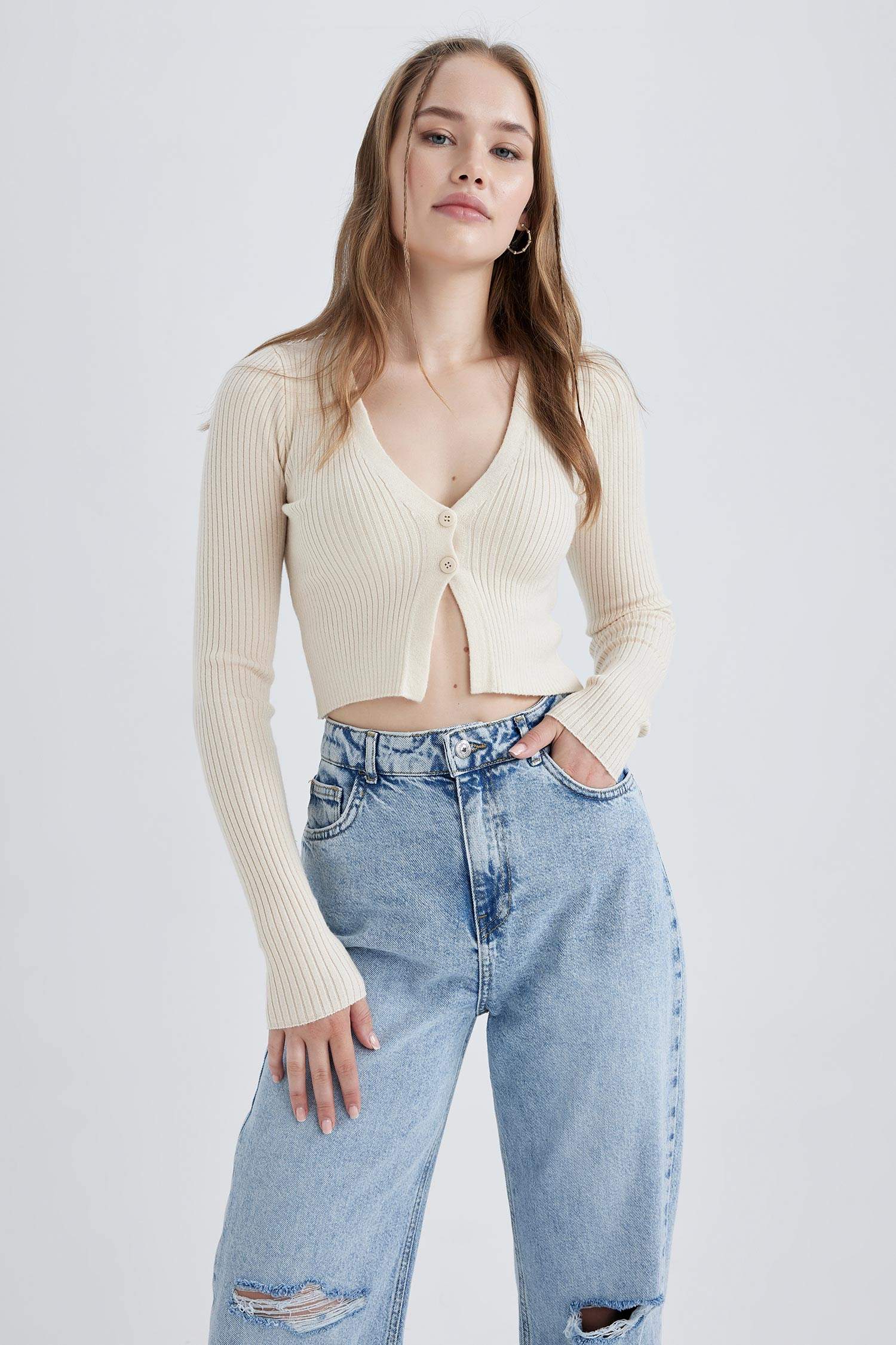 كارديجان قصة عادية برقبة V بأزرار