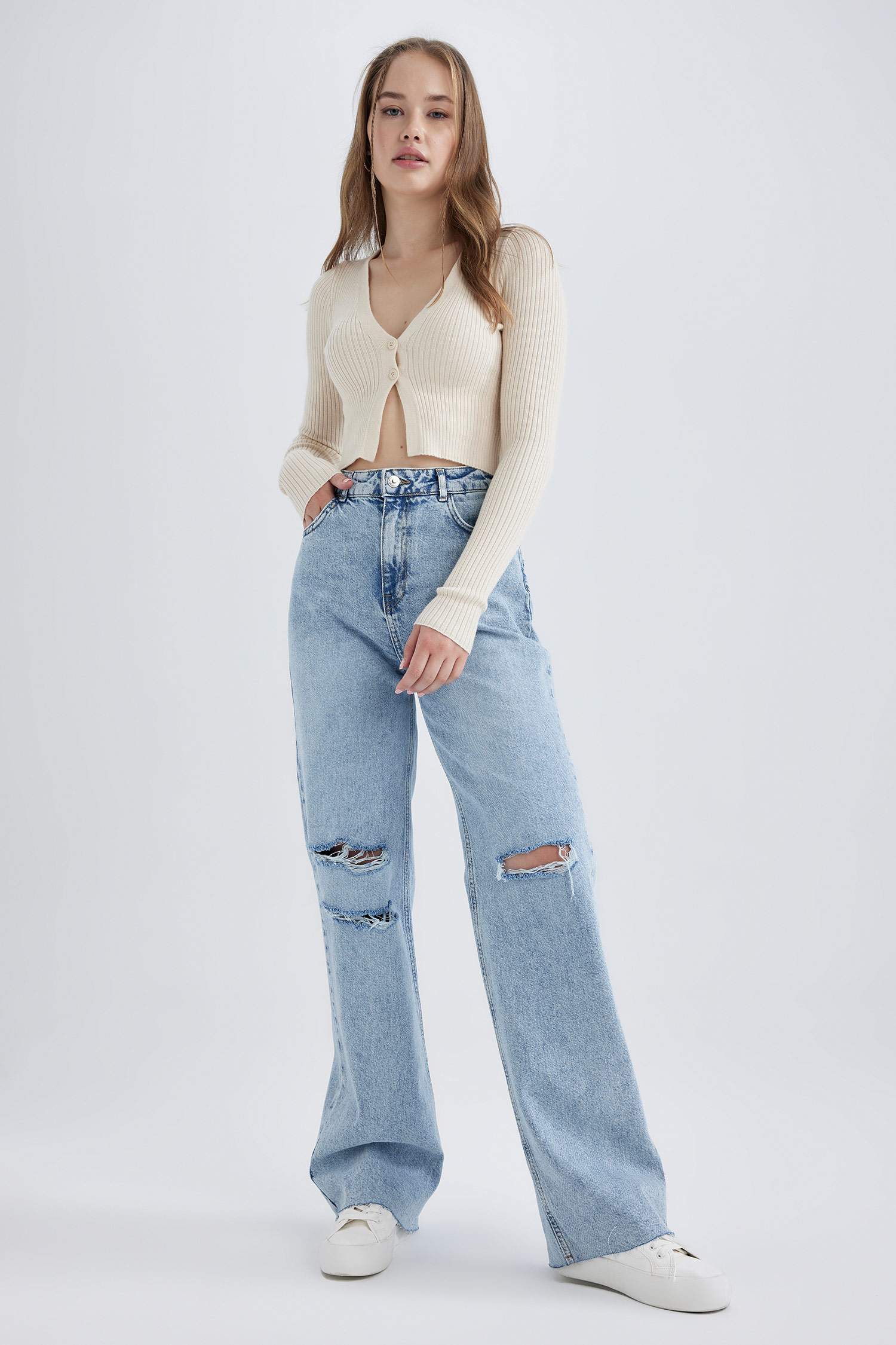 كارديجان قصة عادية برقبة V بأزرار