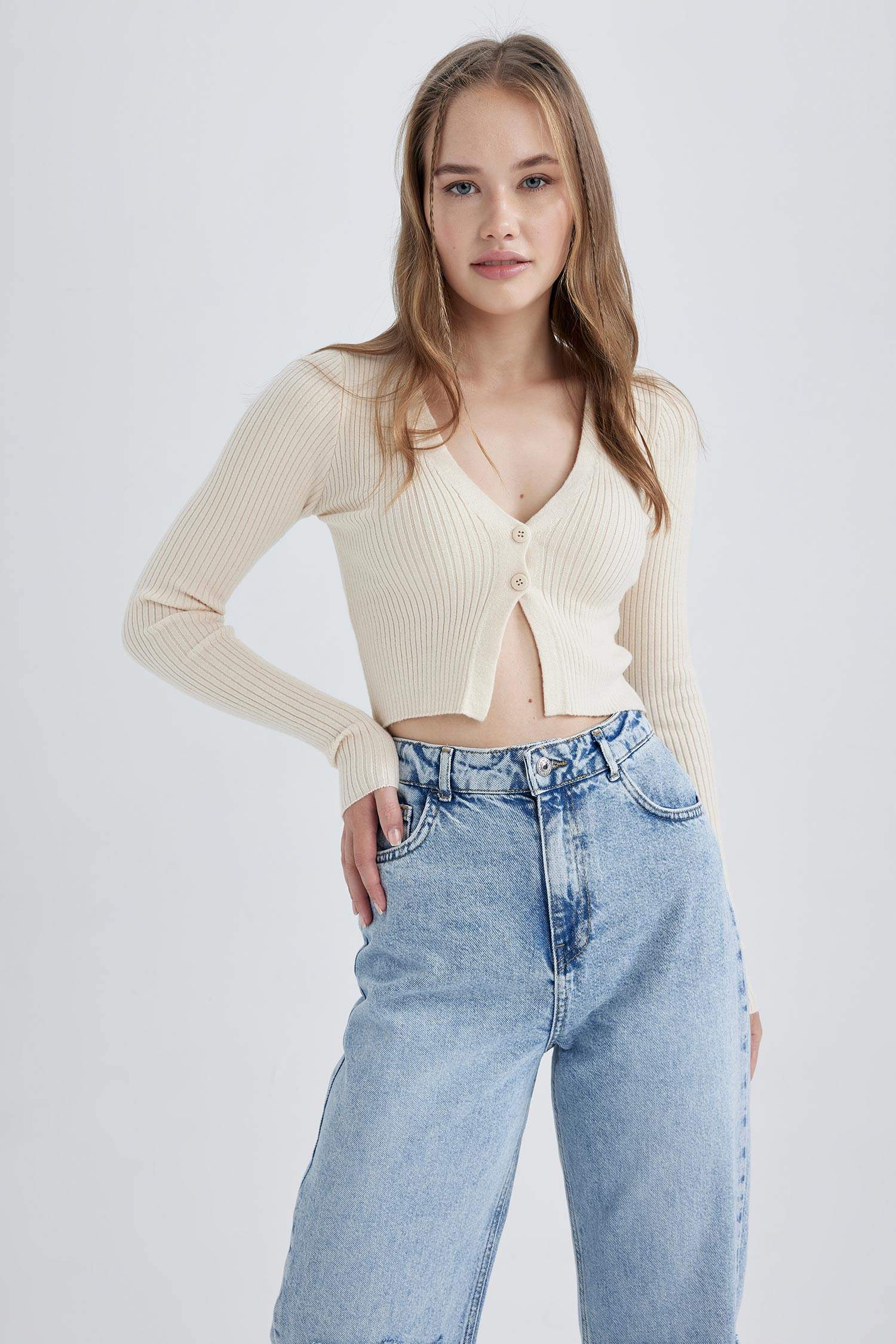 كارديجان قصة عادية برقبة V بأزرار