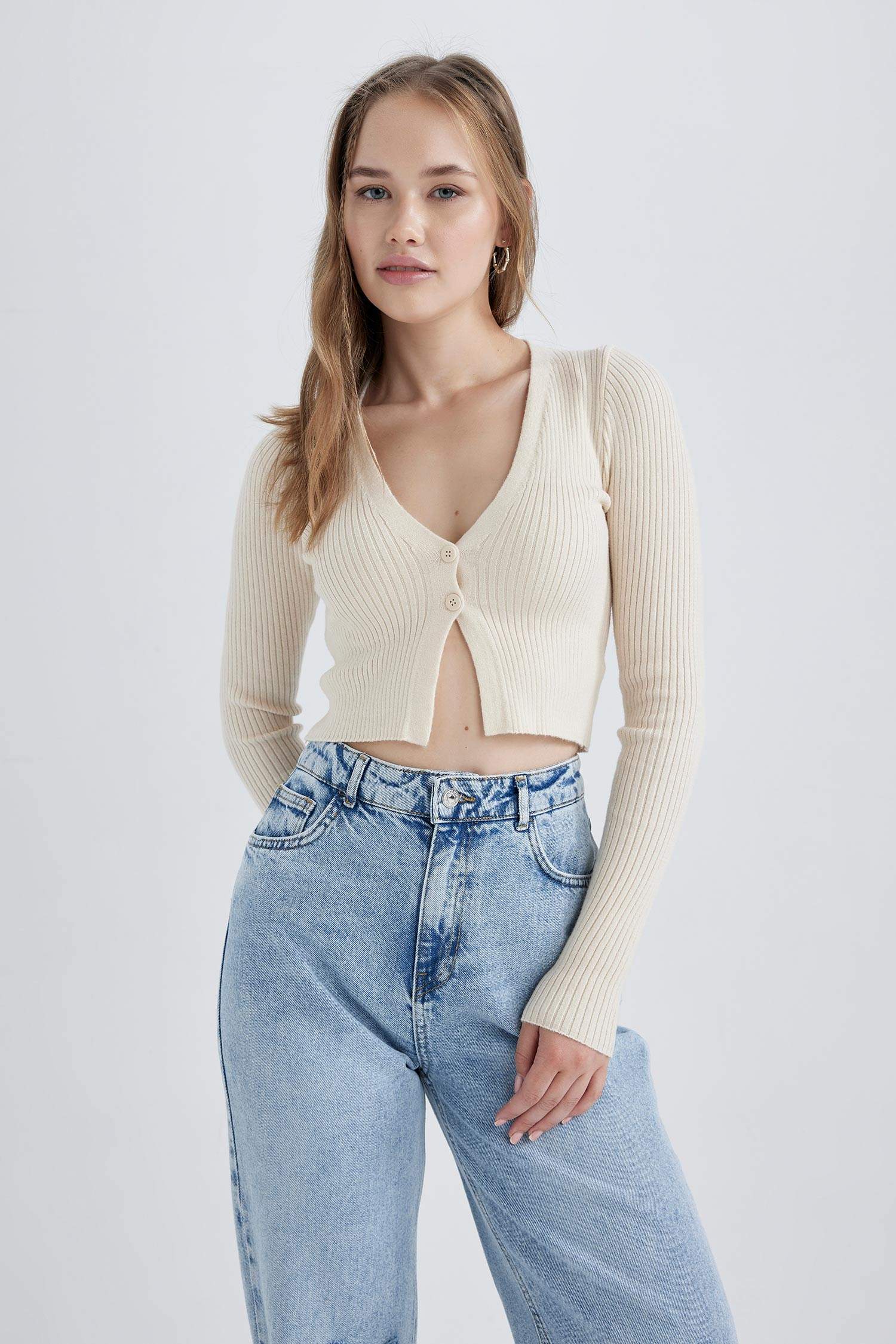 كارديجان قصة عادية برقبة V بأزرار