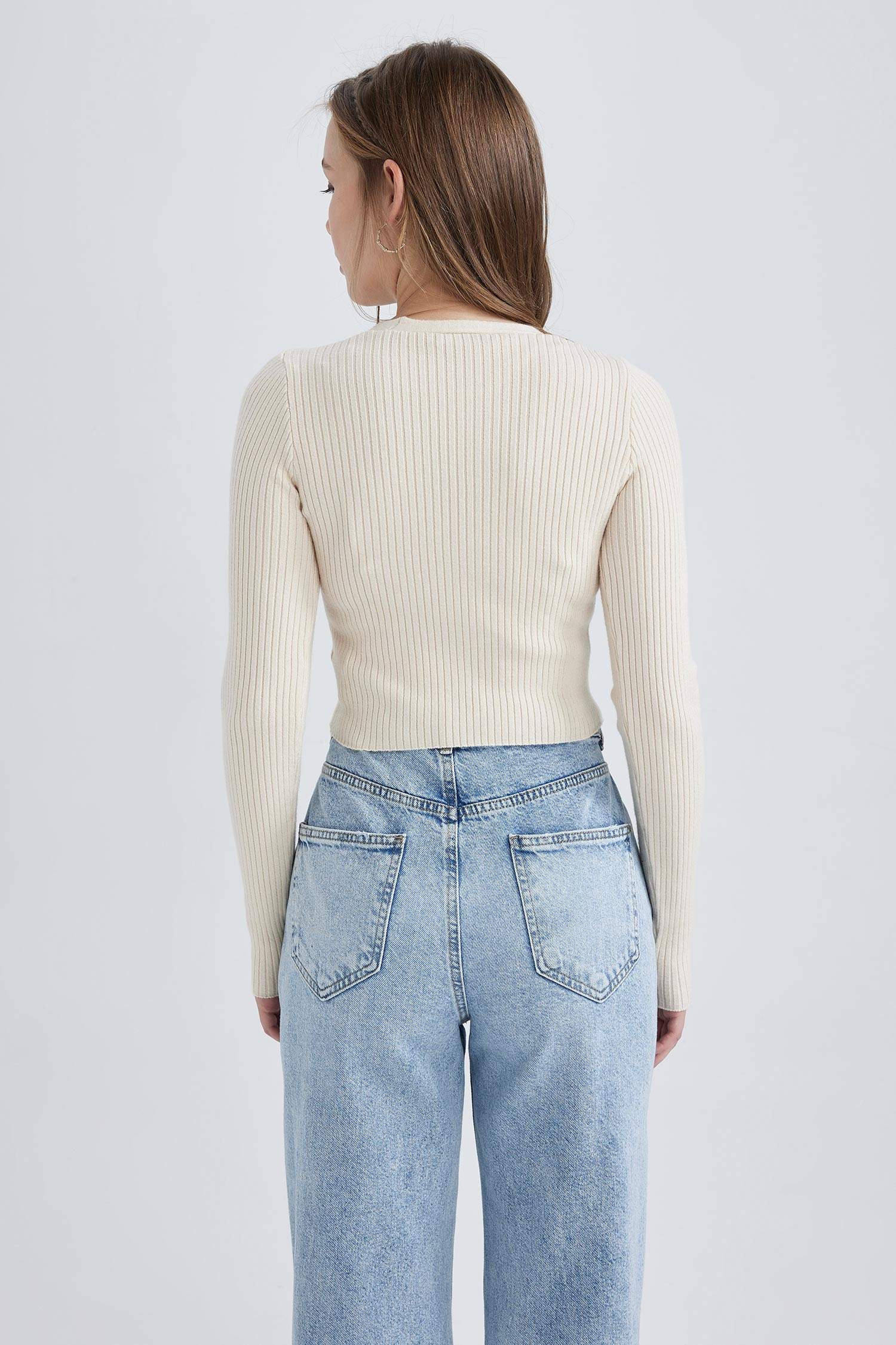 كارديجان قصة عادية برقبة V بأزرار