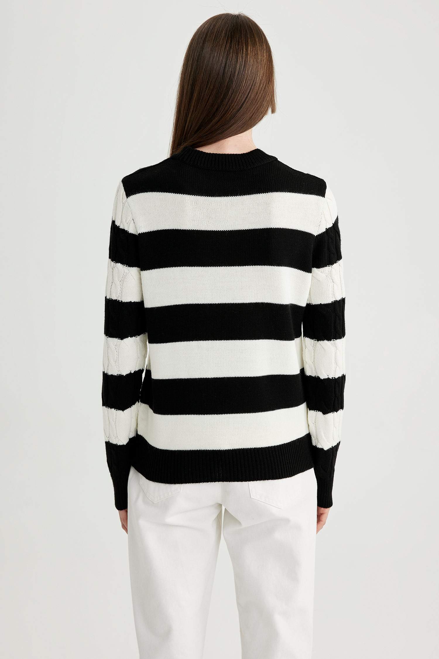 Свитер свободного кроя в полоску с круглым вырезом