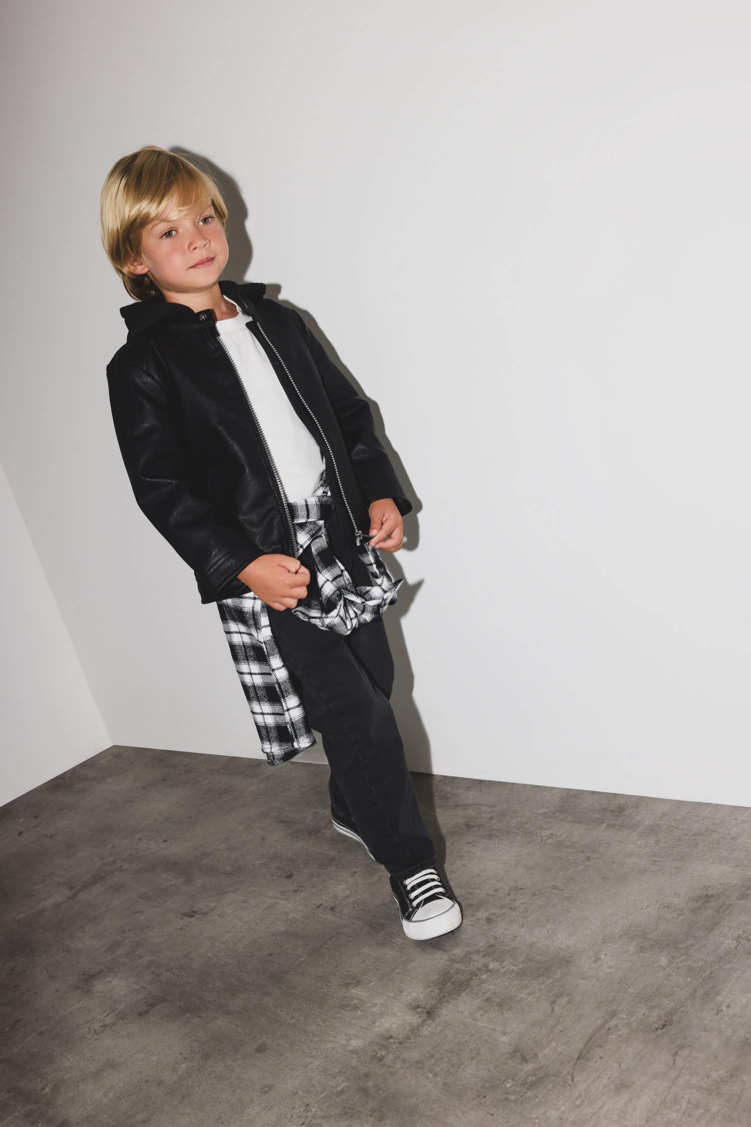 Erkek Bebek Kapüşonlu Pelüş Astar Fermuarlı Suni Deri Ceket