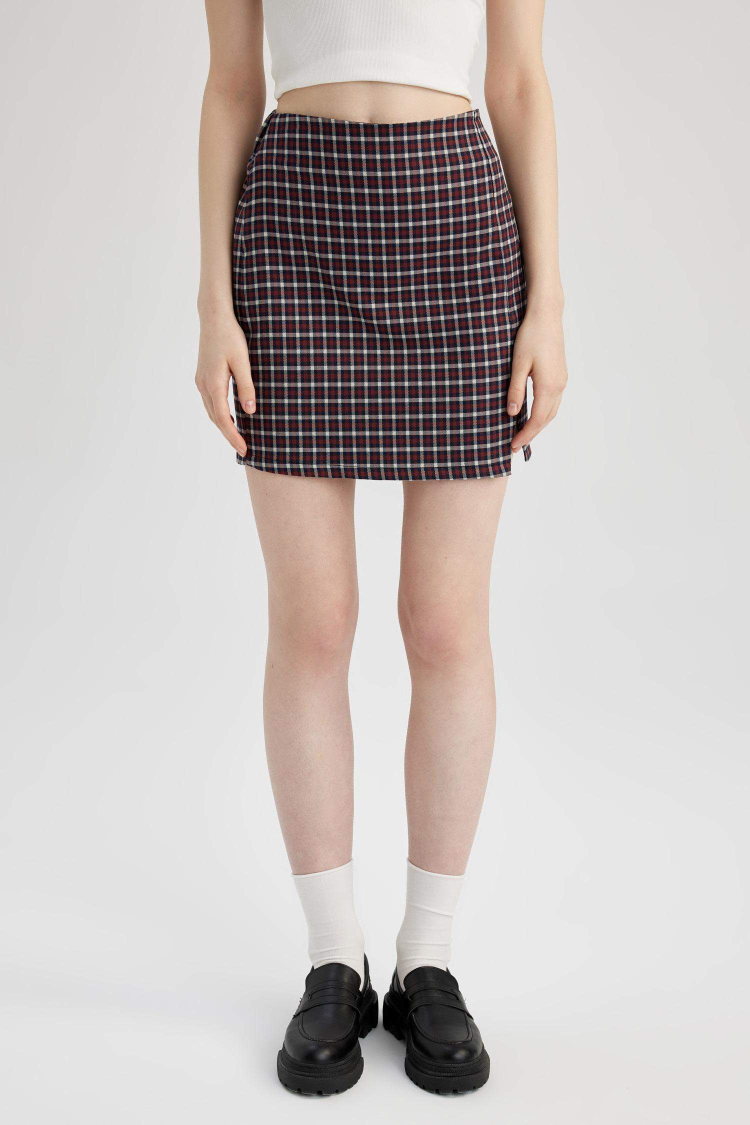 Kare Desenli Yırtmaçlı Dokuma Mini Etek