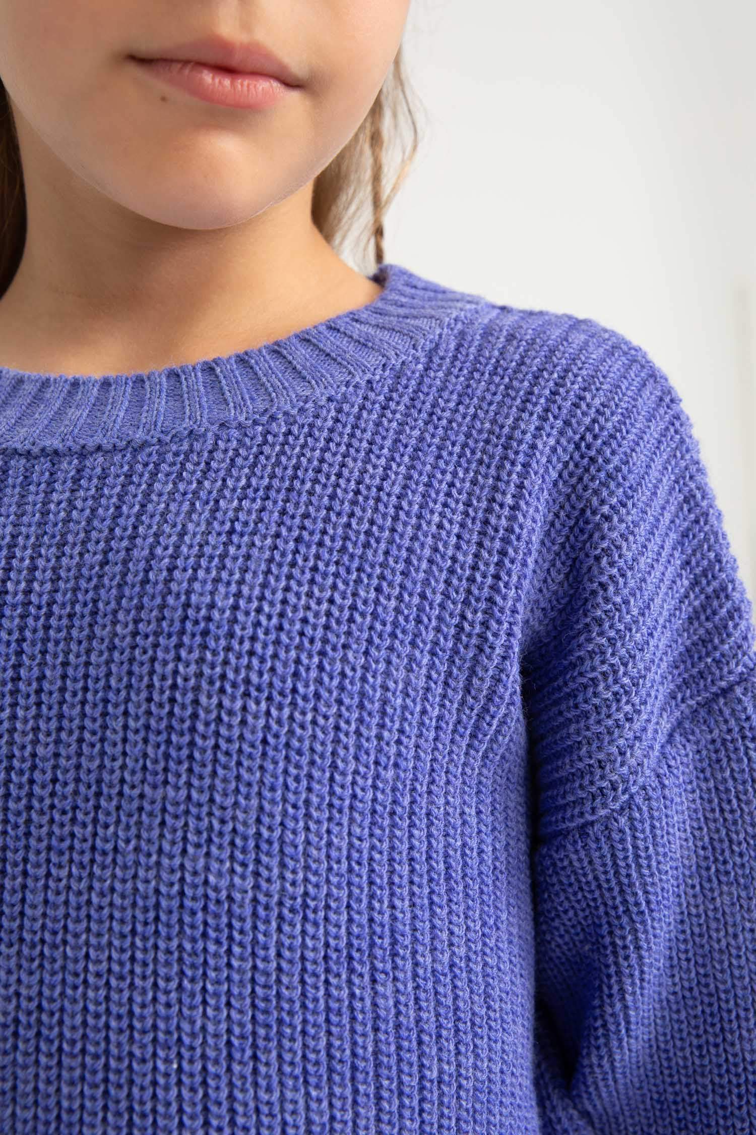 Пуловер стандартного кроя с круглым вырезом для девочек