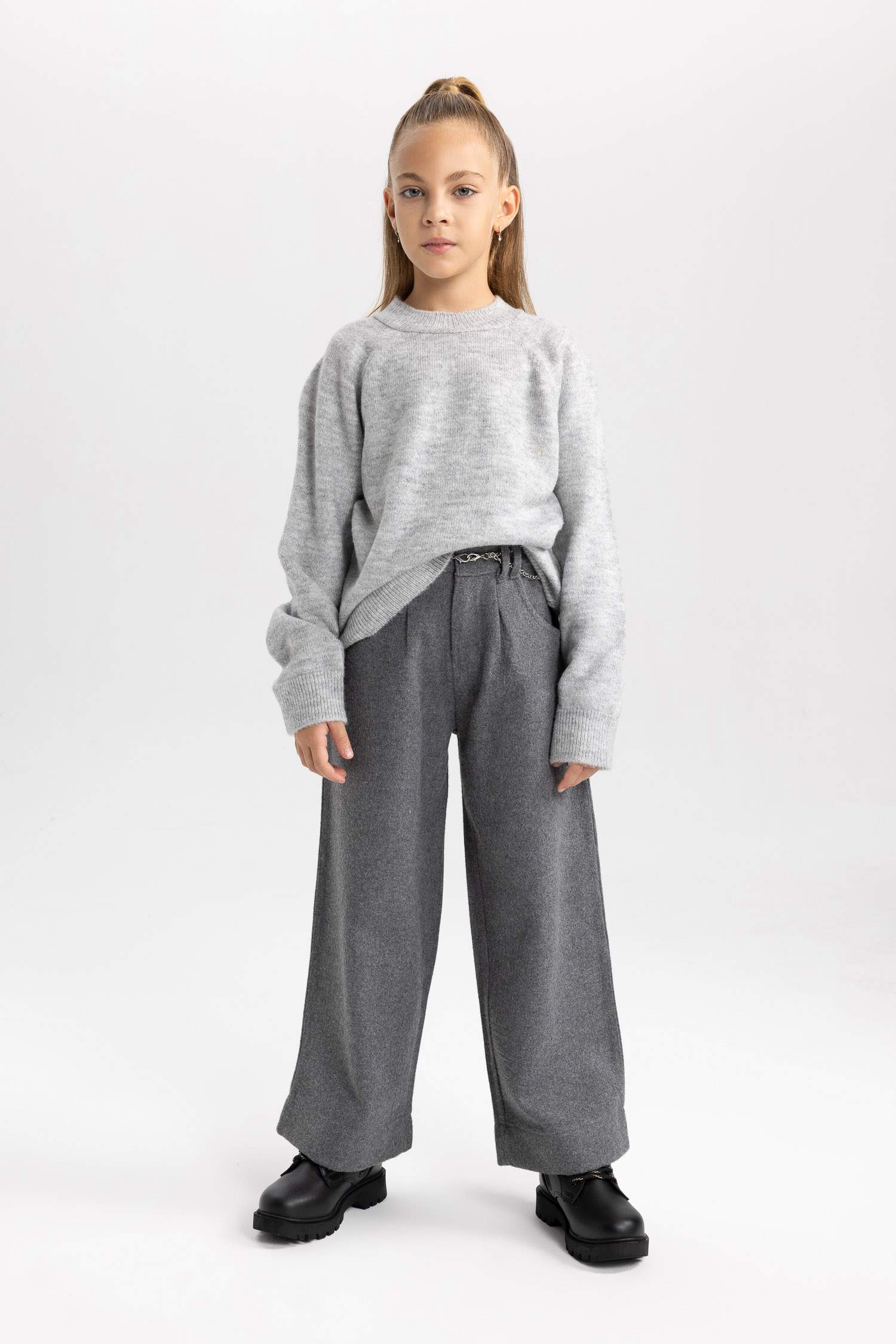 Пуловер стандартного крою з круглим вирізом для дівчаток