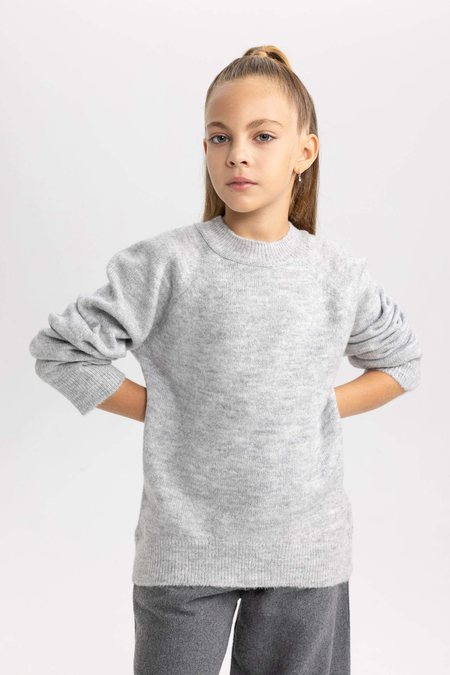 Пуловер стандартного крою з круглим вирізом для дівчаток