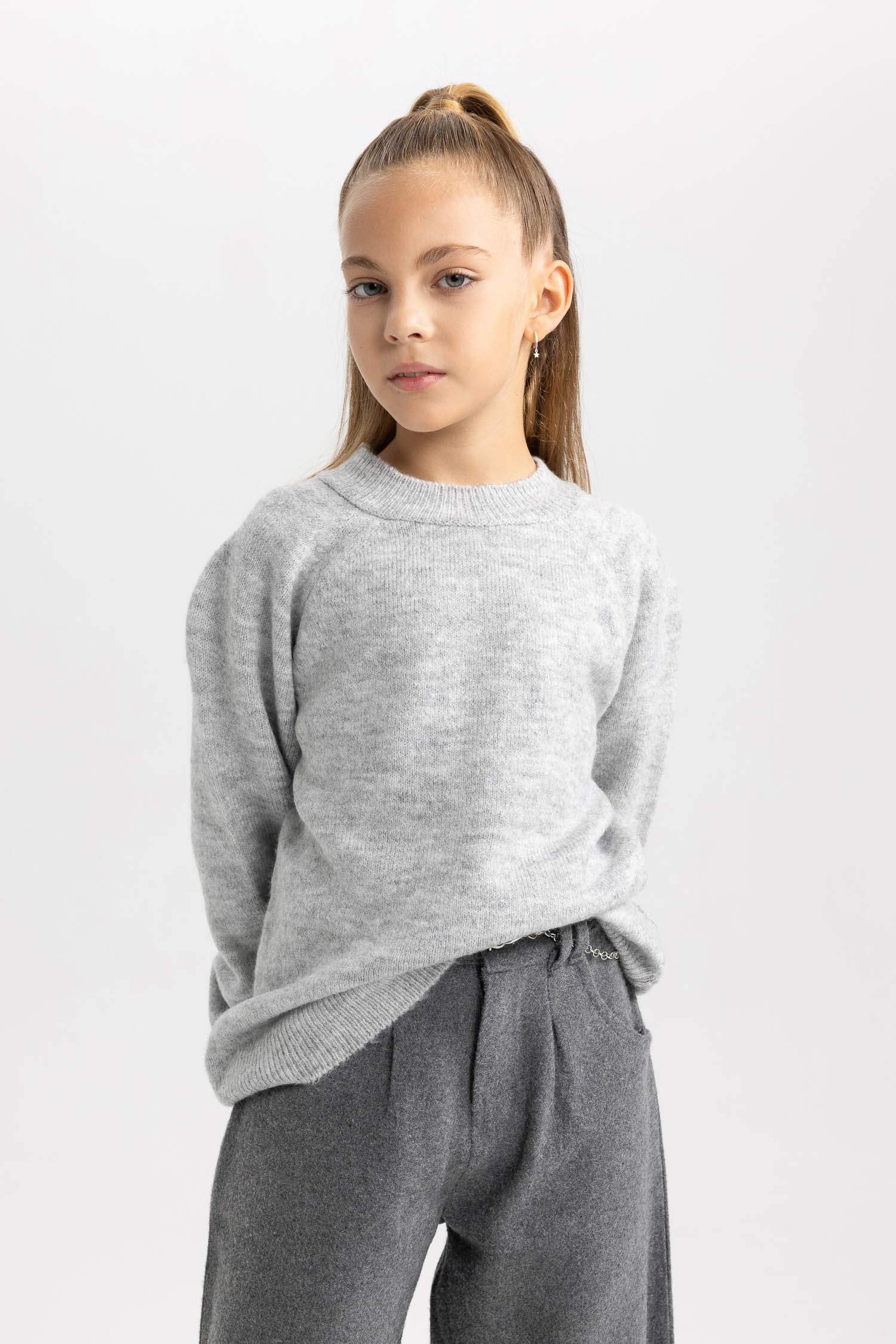 Пуловер стандартного крою з круглим вирізом для дівчаток