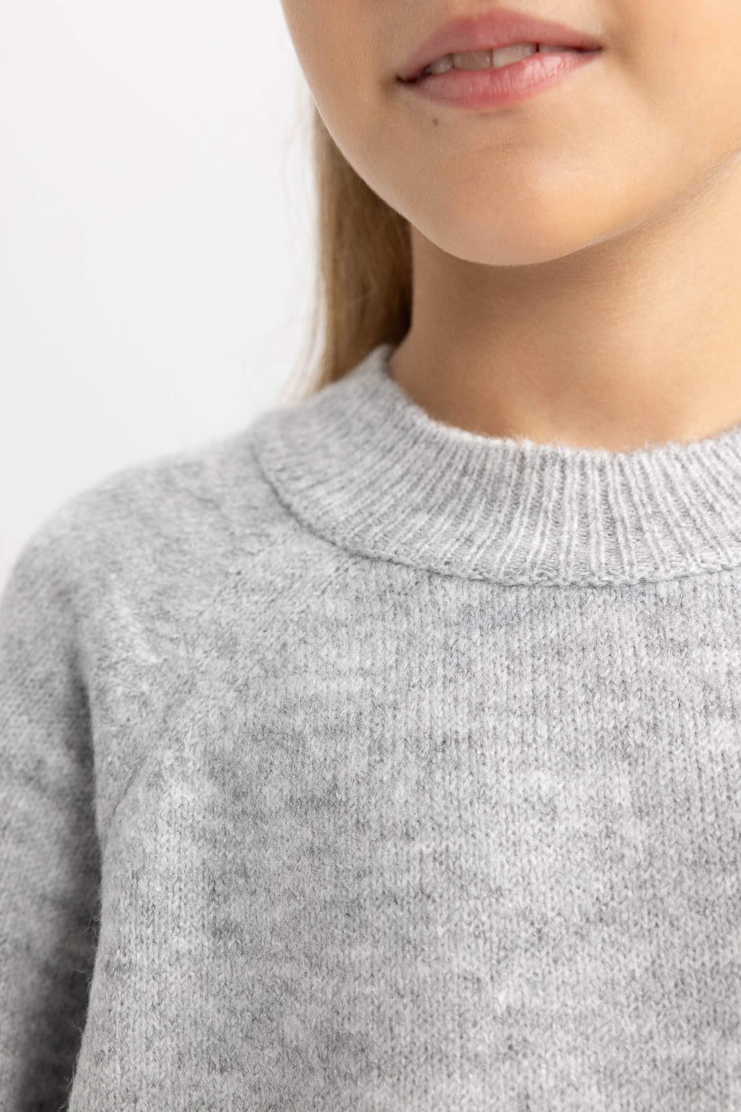 Пуловер стандартного крою з круглим вирізом для дівчаток