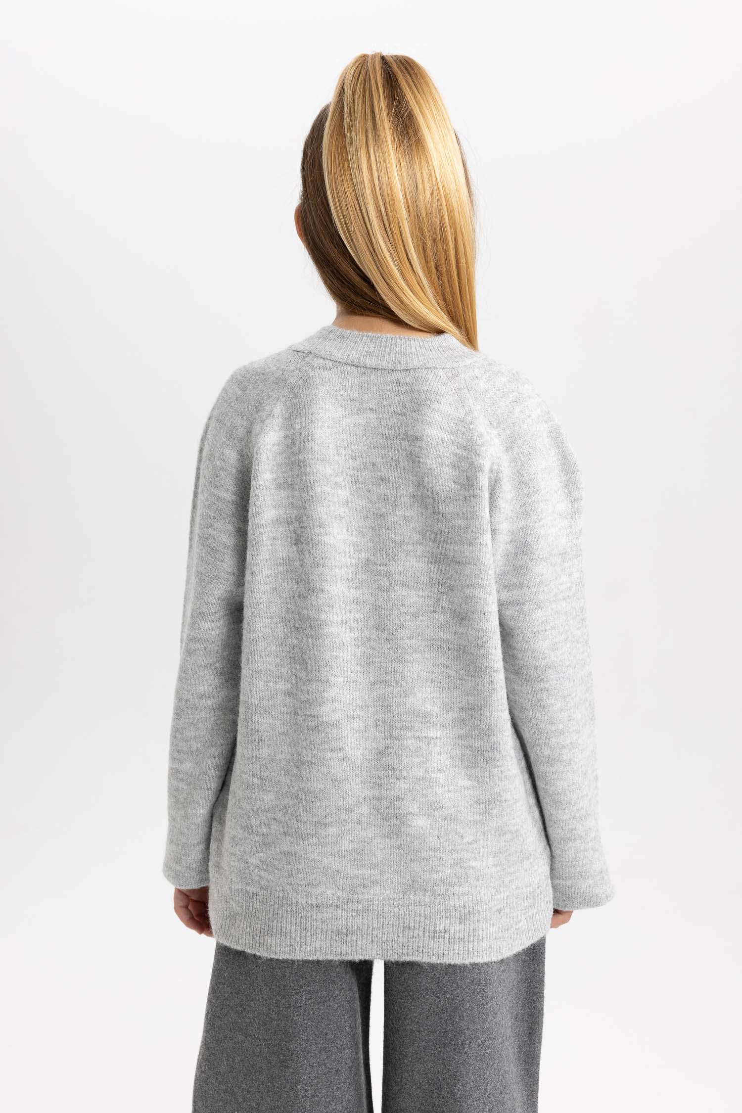 Пуловер стандартного крою з круглим вирізом для дівчаток