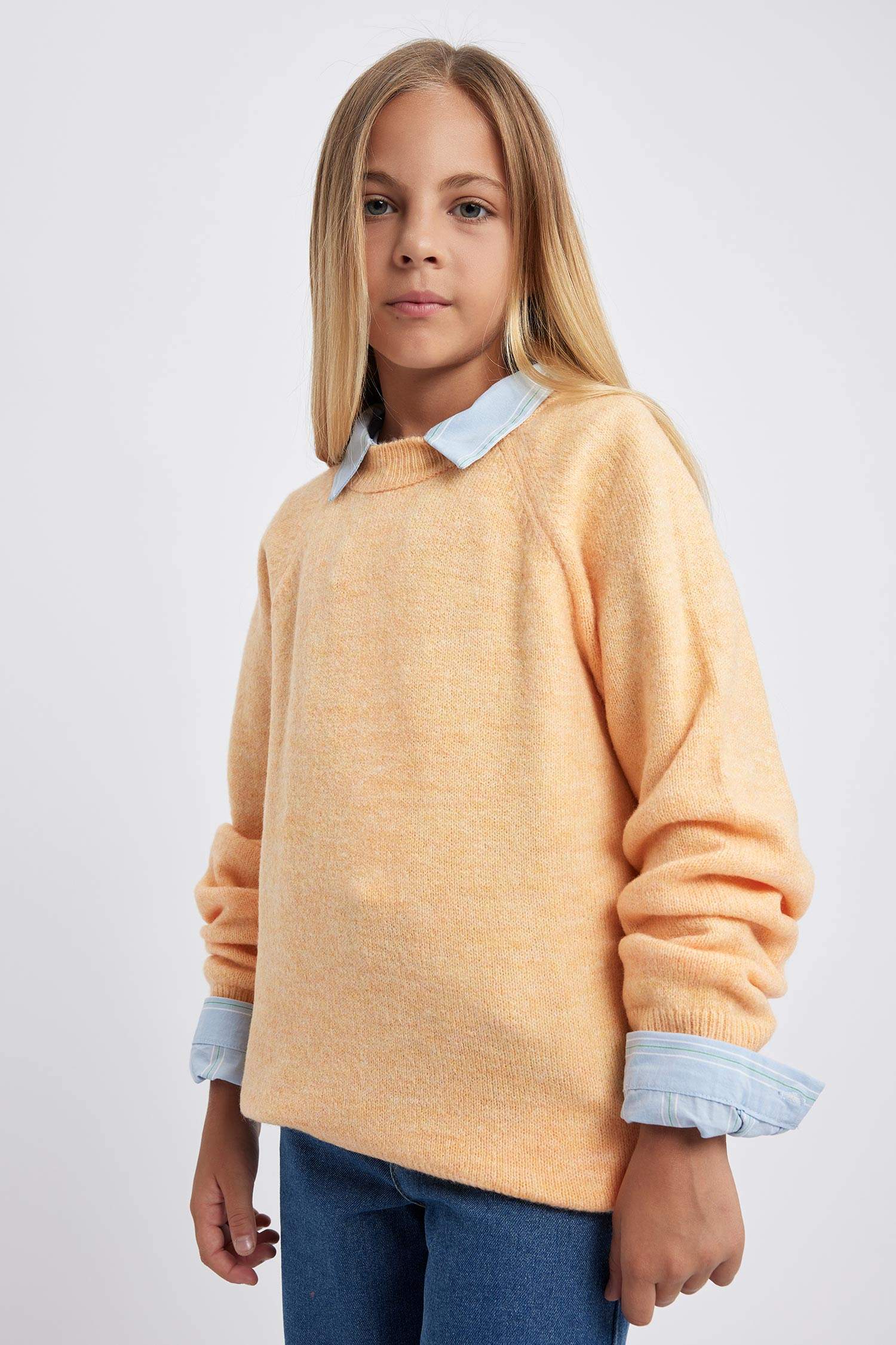 Свитер стандартного кроя с круглым вырезом для девочек