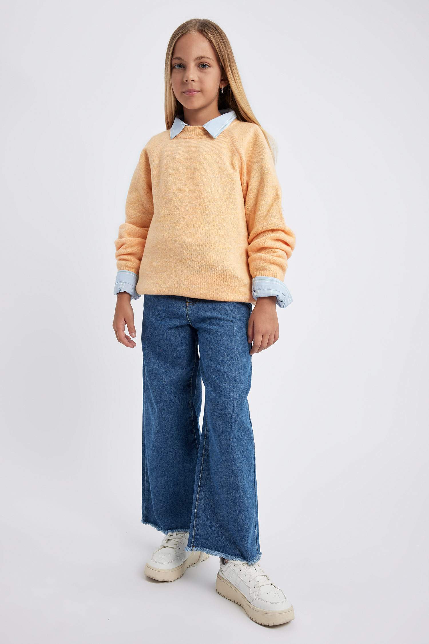 Свитер стандартного кроя с круглым вырезом для девочек