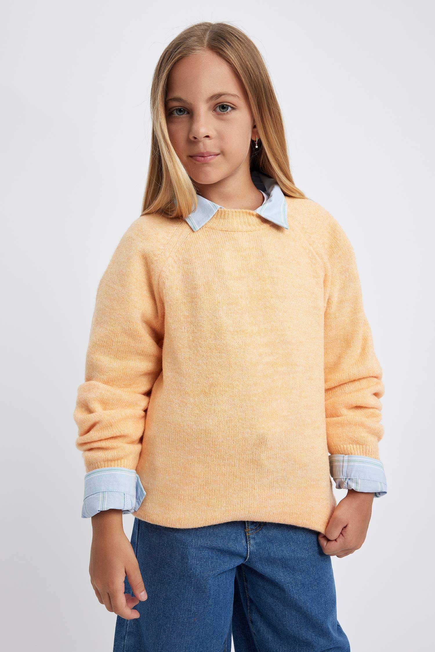 Свитер стандартного кроя с круглым вырезом для девочек