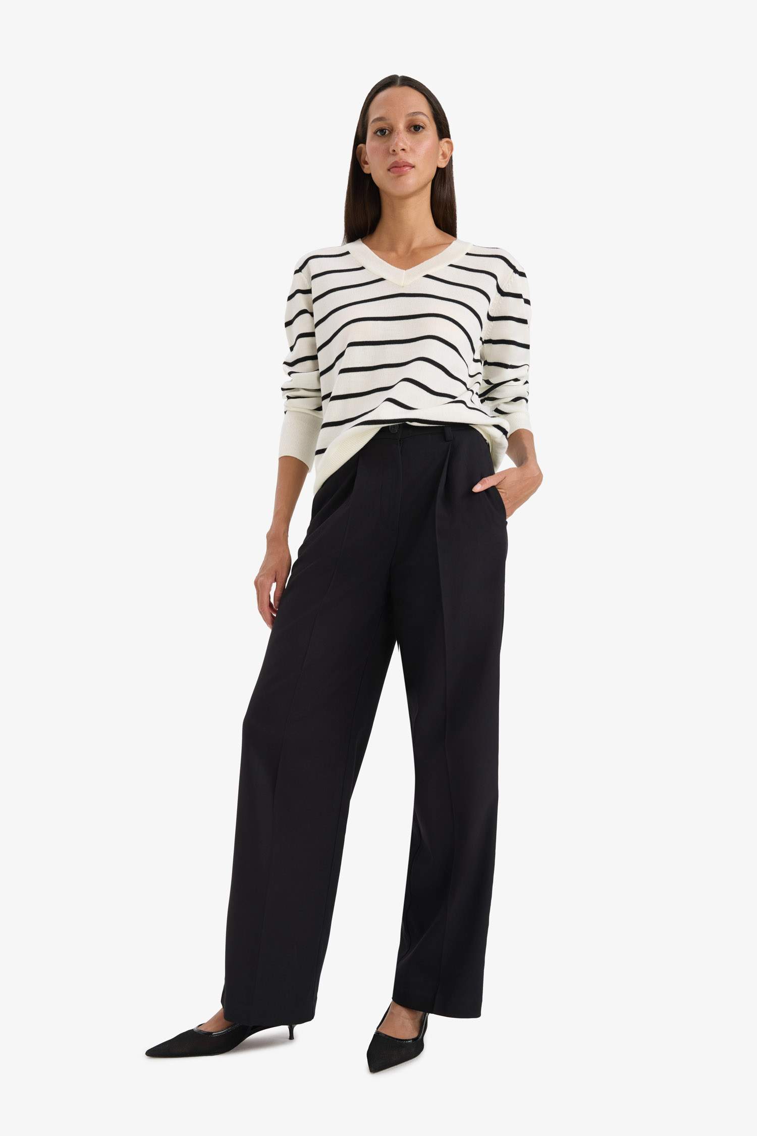 Relax Fit V-Neck Knit Pullover