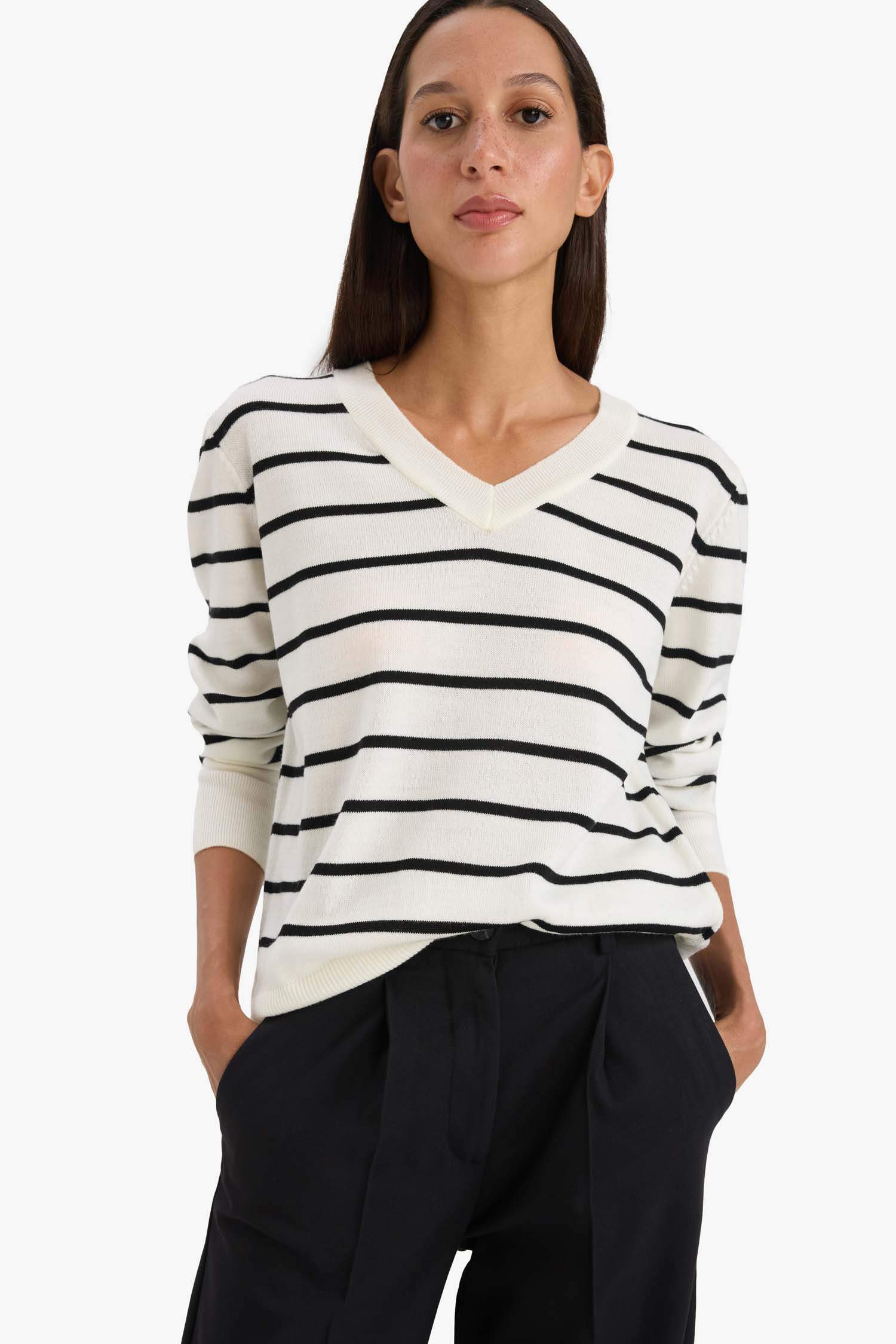 Relax Fit V-Neck Knit Pullover