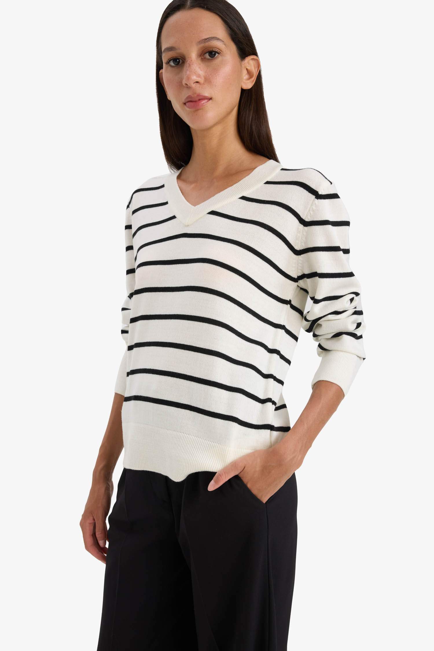 Relax Fit V-Neck Knit Pullover