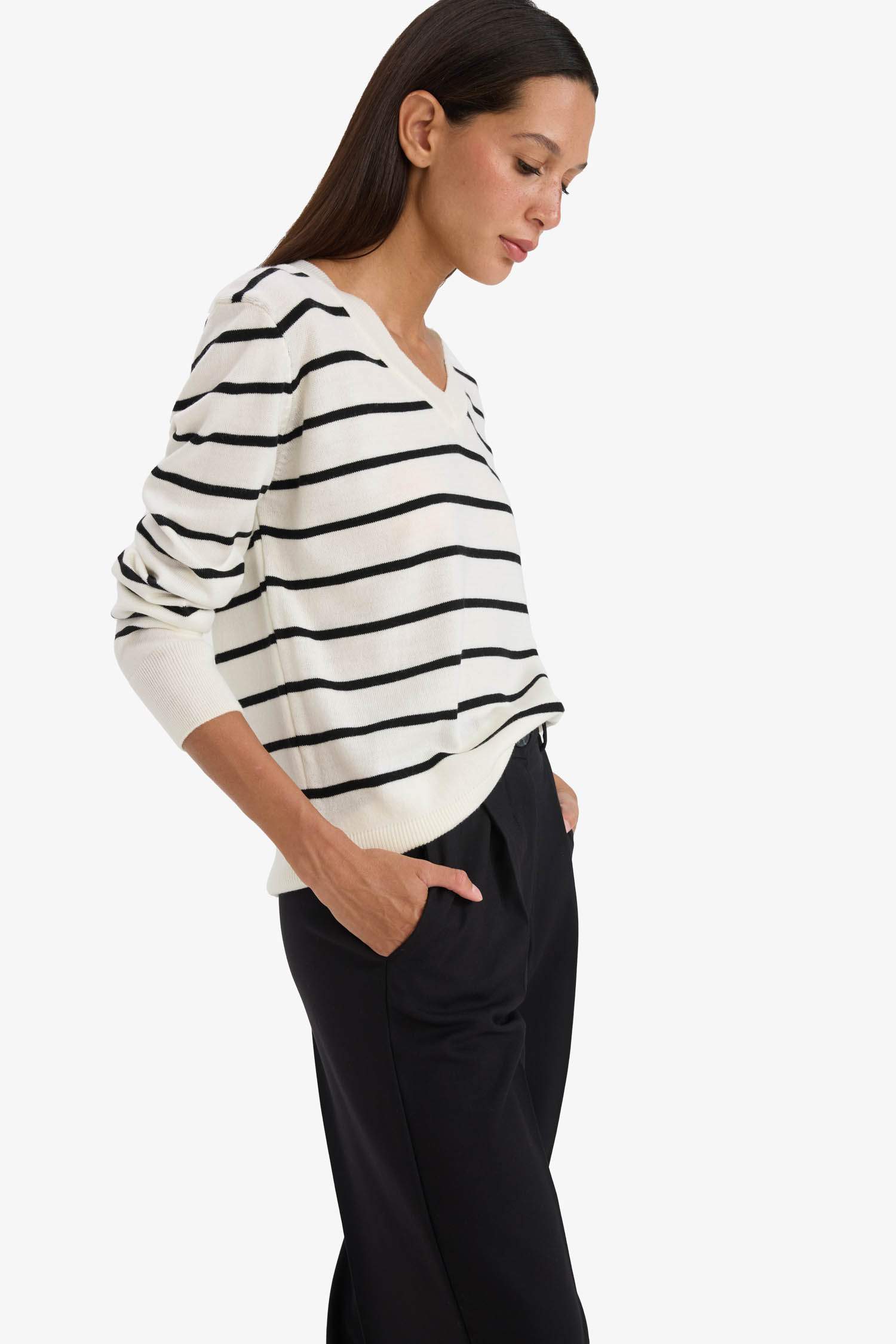 Relax Fit V-Neck Knit Pullover