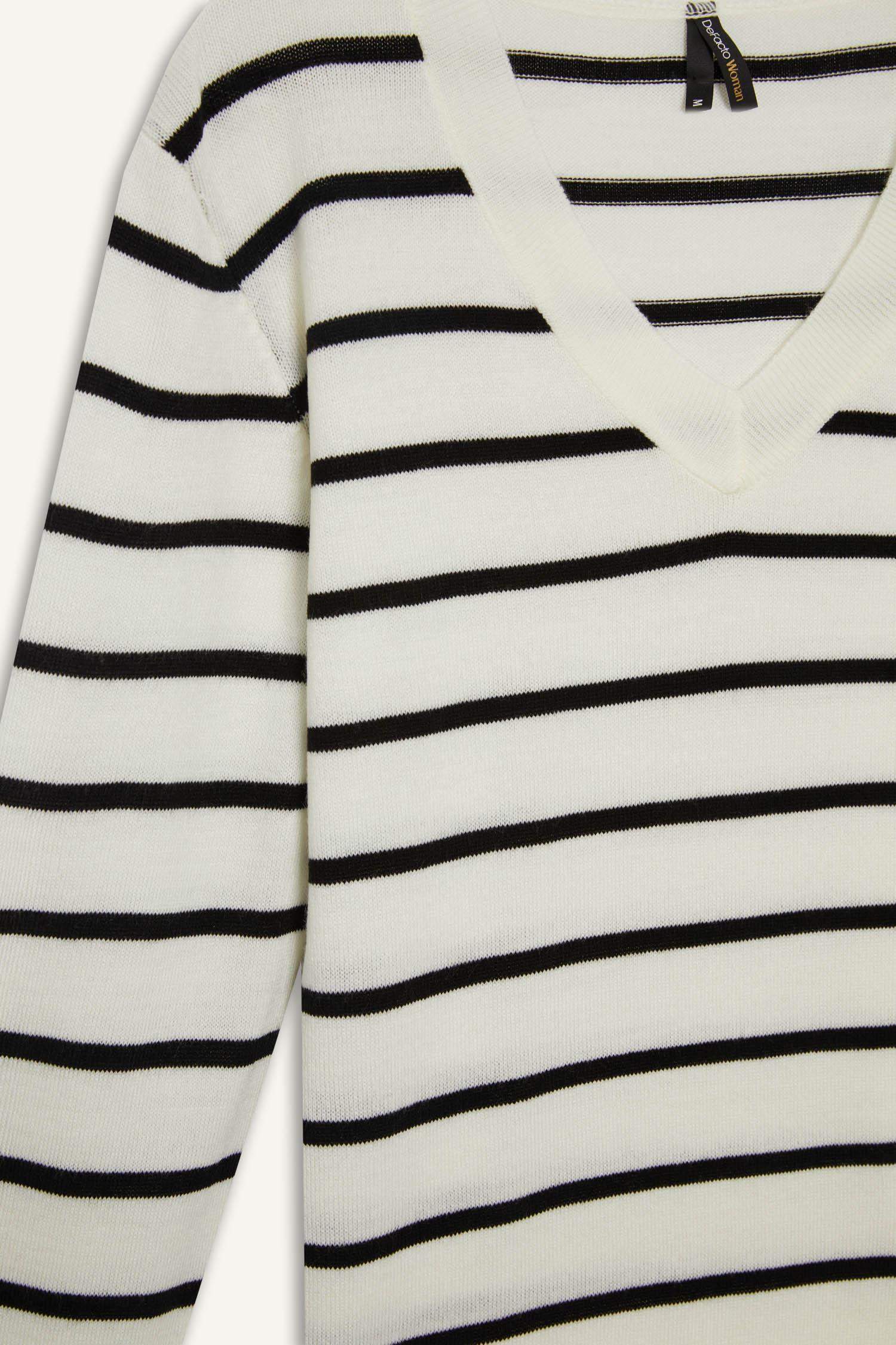 Relax Fit V-Neck Knit Pullover