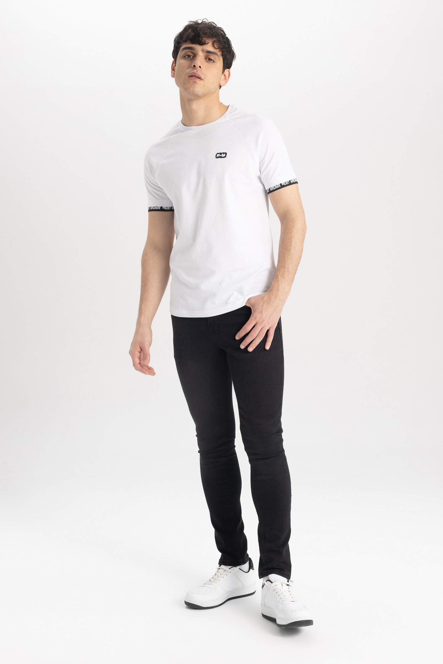 تيشيرت نص كم مطبوع موسكل فيت بياقة مستديرة