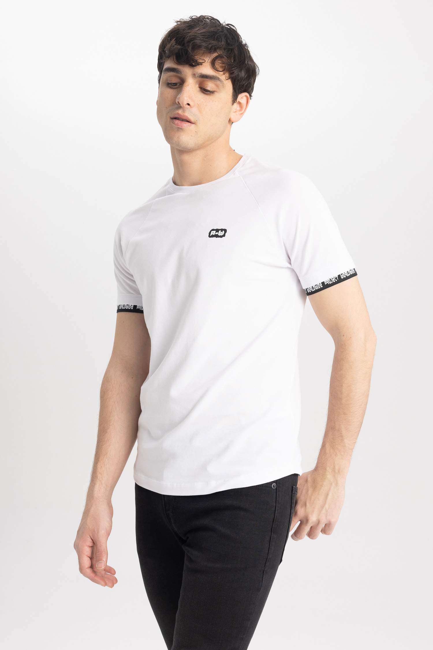 تيشيرت نص كم مطبوع موسكل فيت بياقة مستديرة