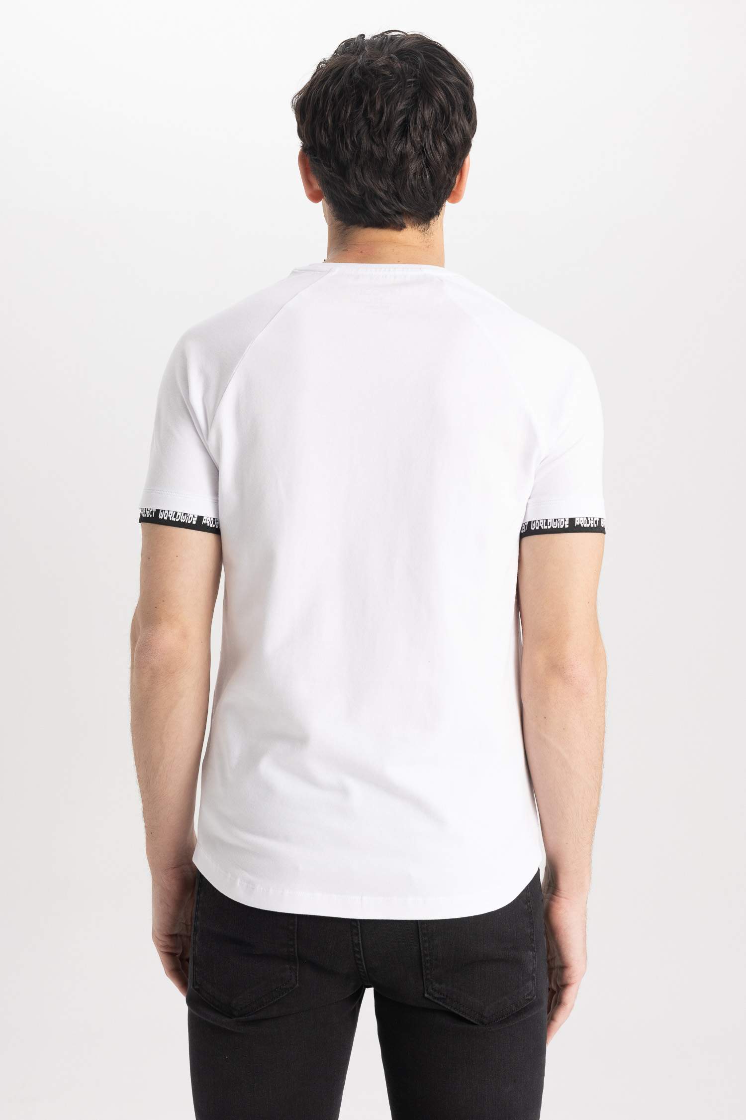 تيشيرت نص كم مطبوع موسكل فيت بياقة مستديرة