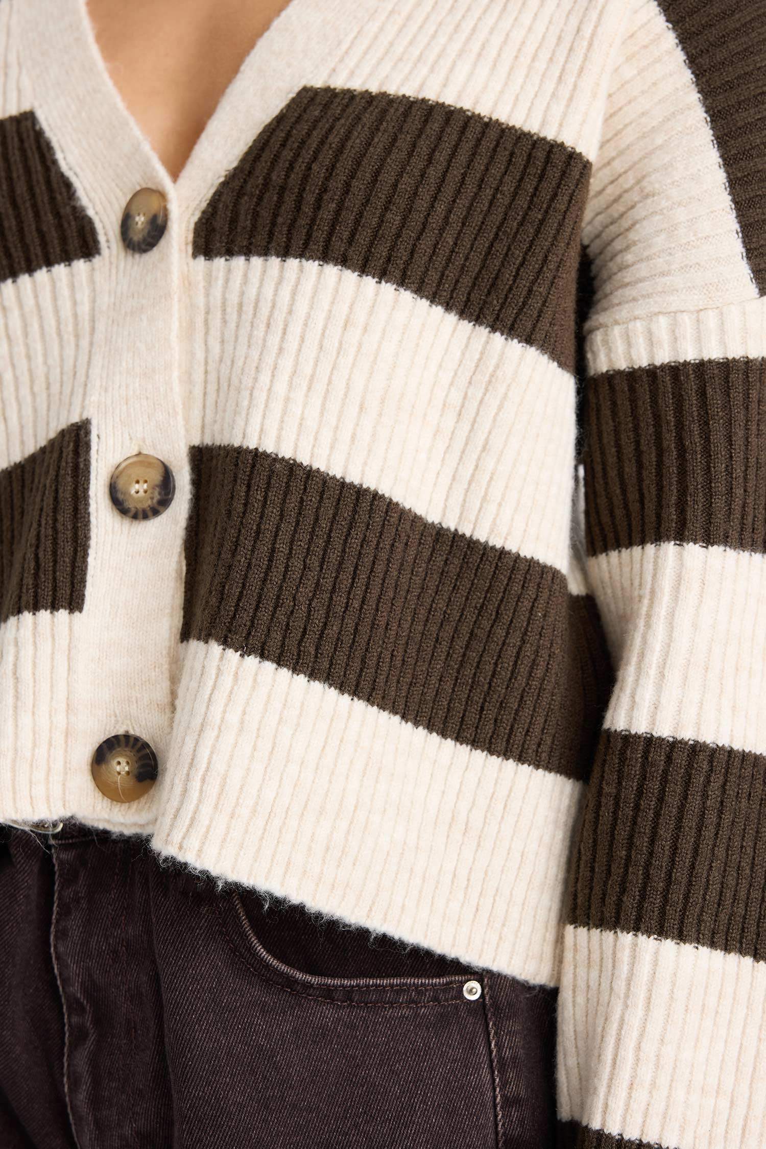 Regular Fit V Yaka Çizgili Düğmeli Hırka