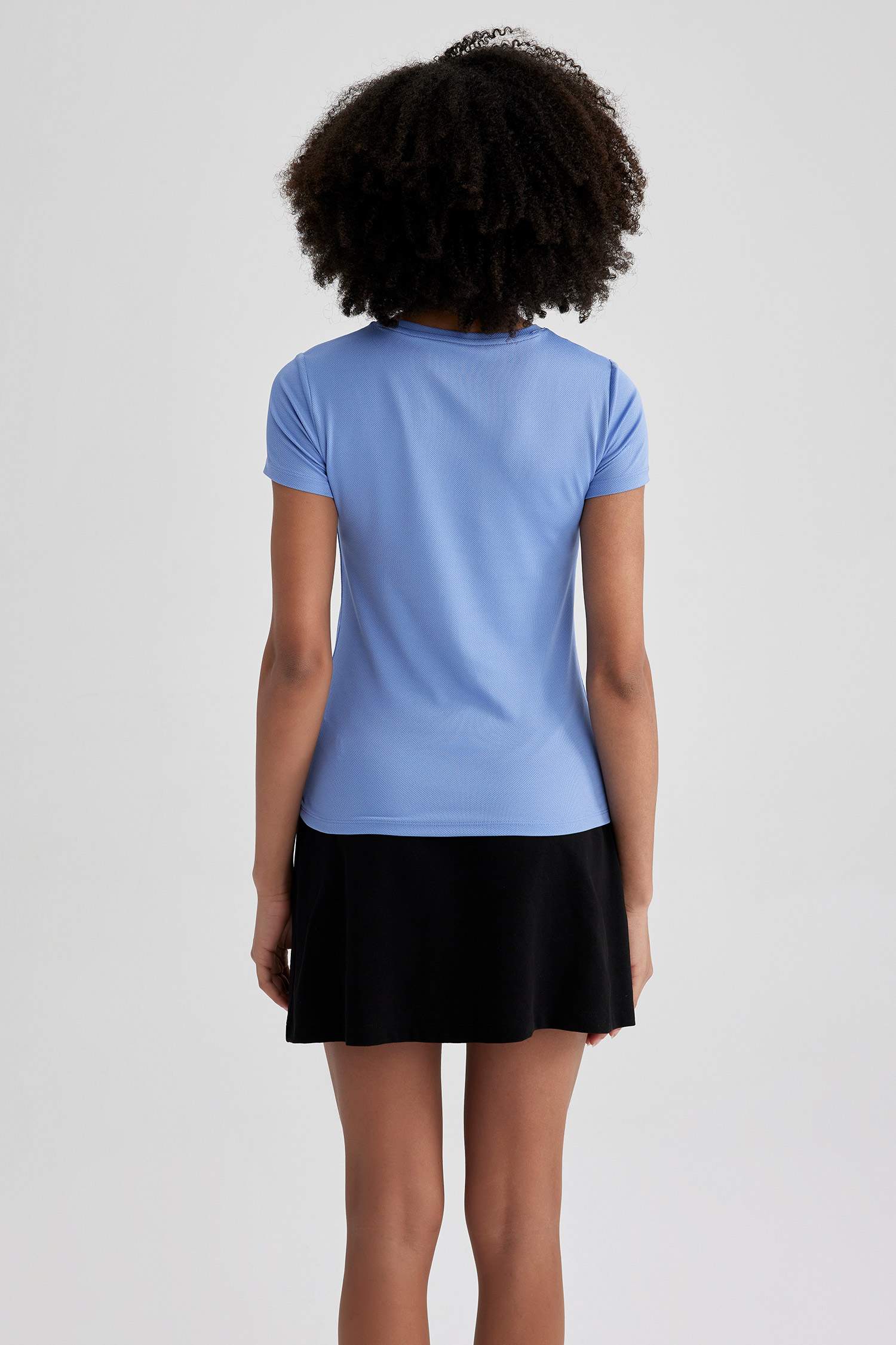 تيشيرت نص كم قصة عادية برقبة مستديرة