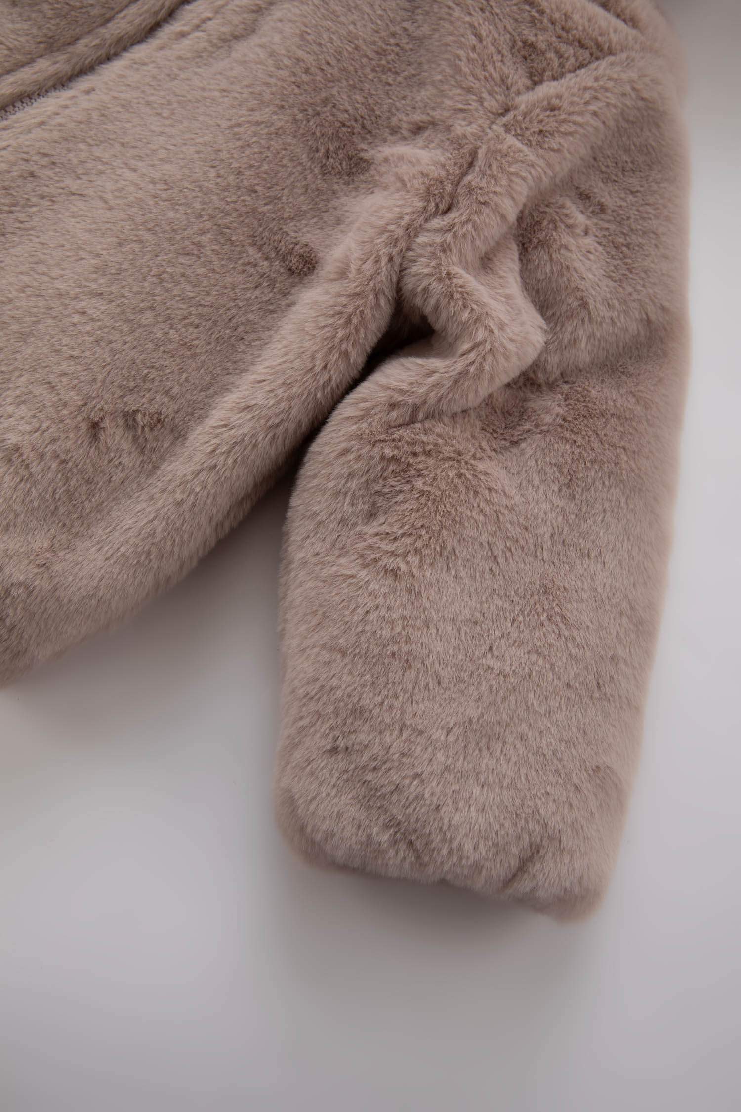 جاكيت قطيفة بيبي بناتي بكابيشون