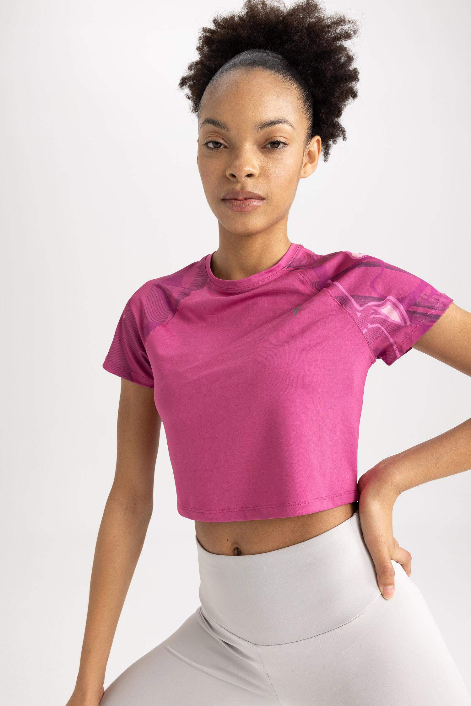 تيشيرت رياضي قصير توب برقبة مستديرة