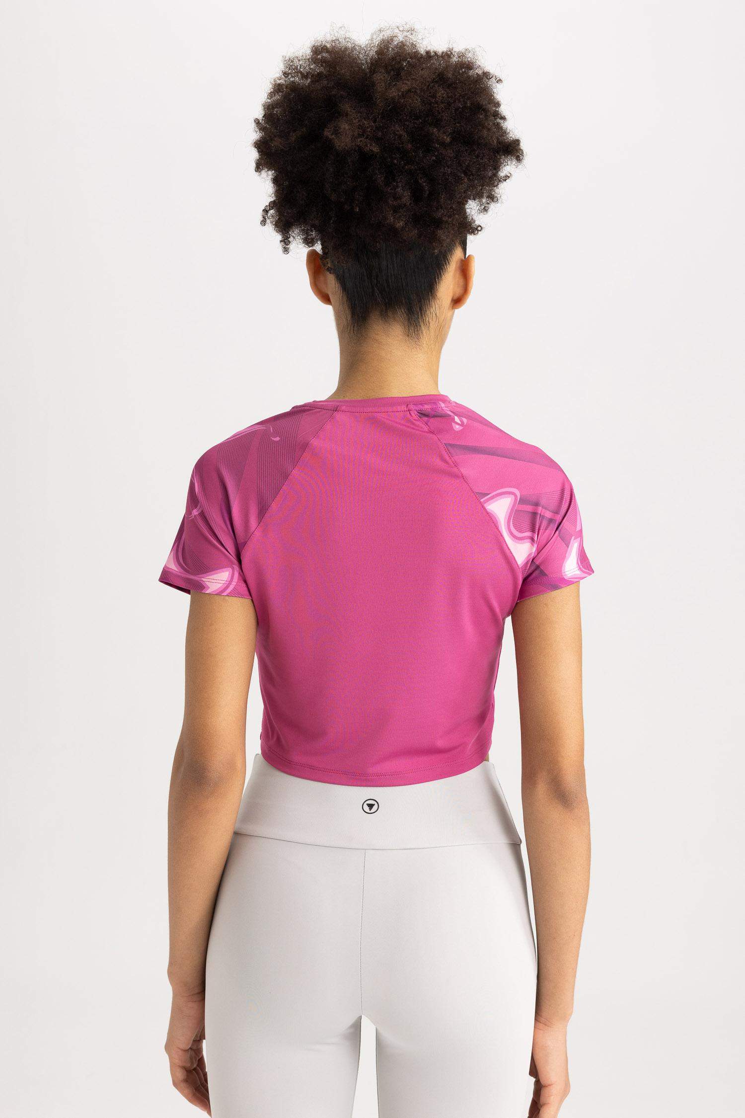 تيشيرت رياضي قصير توب برقبة مستديرة