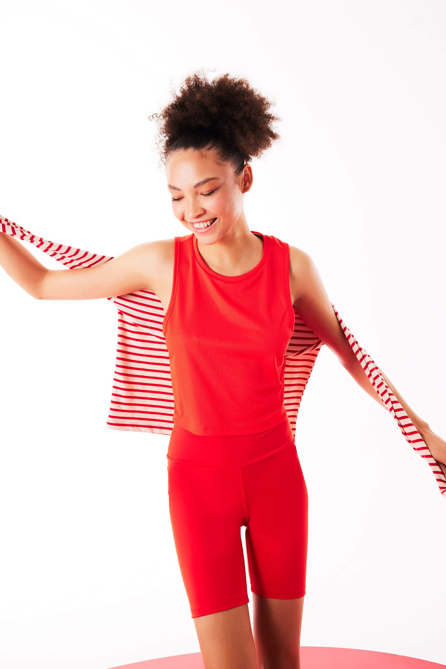 كروب توب بدون أكمام بطبعة شعار